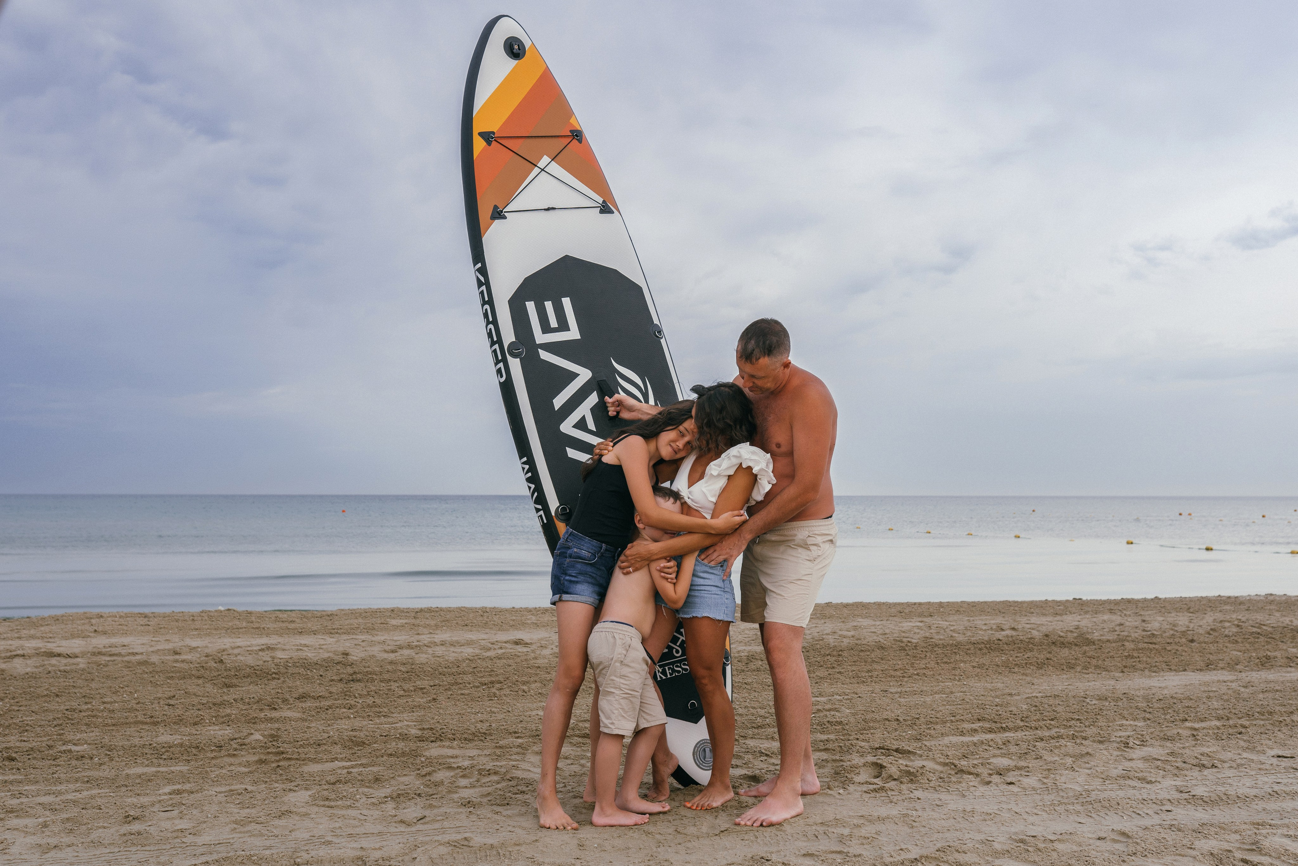 Фотосессия на пляже Голубицкой – мама и дочь в одинаковых платьях у воды, фотограф Голубицкая