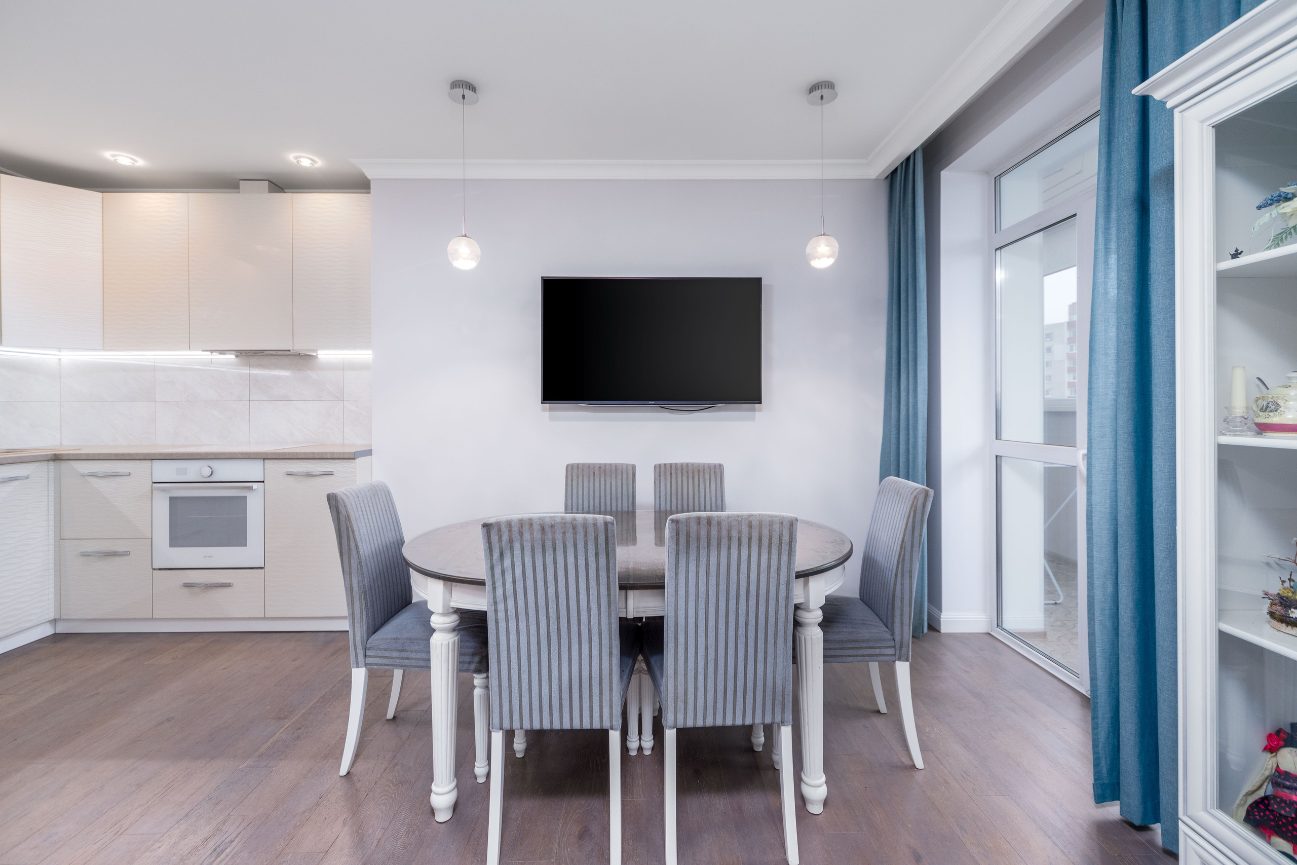 Фотограф Sakavita Media - интерьер обеденной зоны в кухне-гостиной в евро-3 квартире в Минске