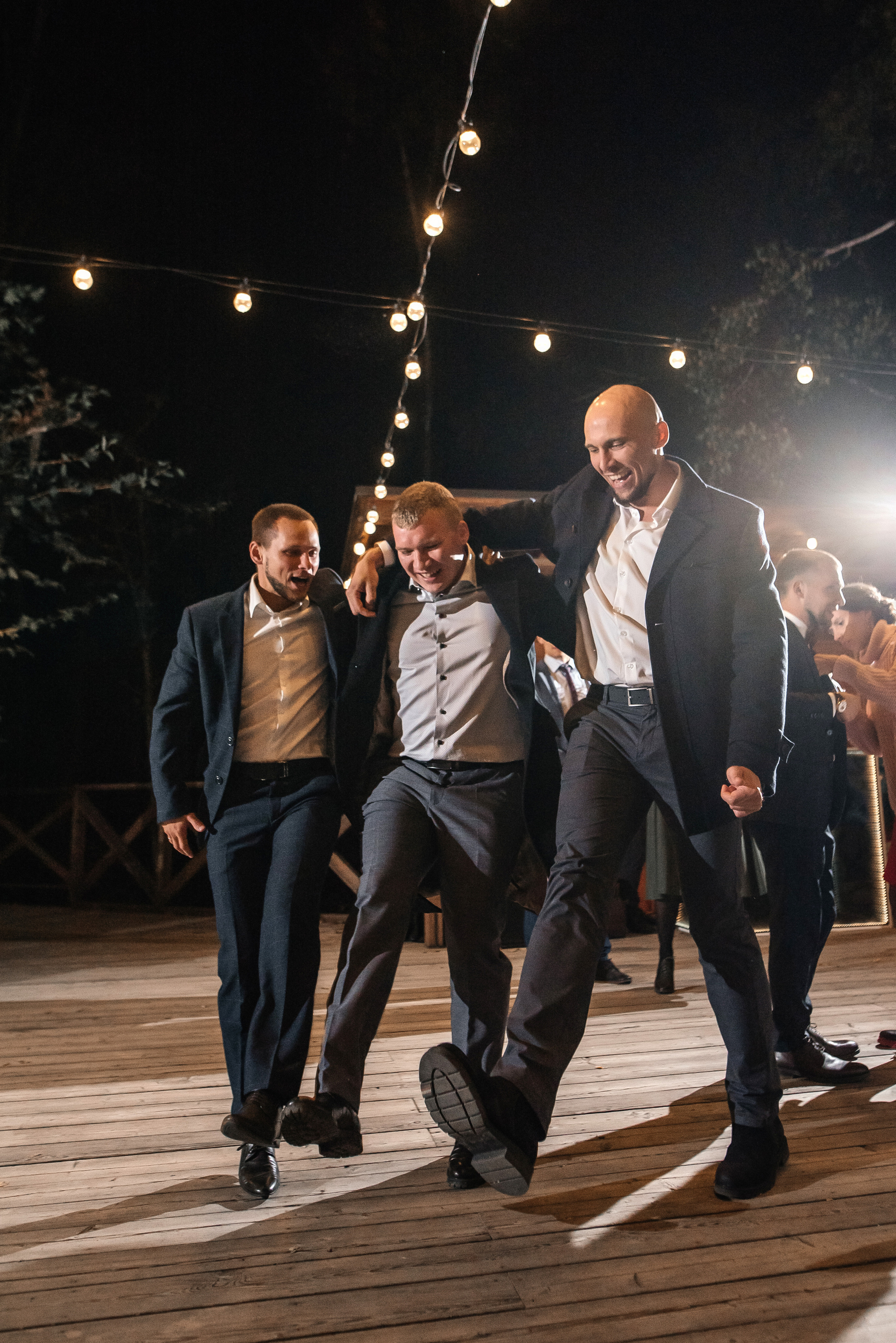 Свадебная съемка осенью в лесной локации. Свадебный фотограф Елена Рякина