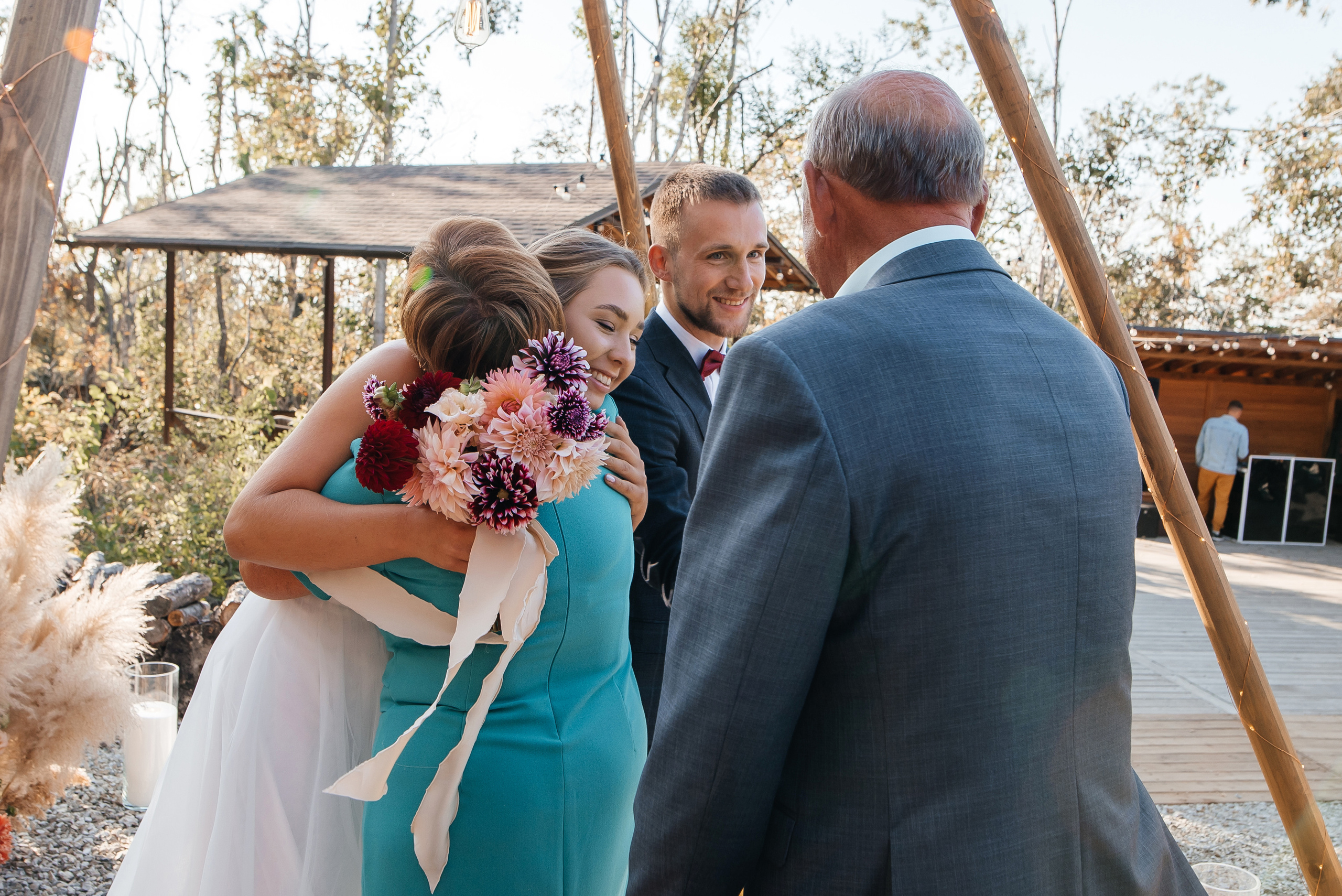 Свадебная съемка осенью в лесной локации. Свадебный фотограф Елена Рякина