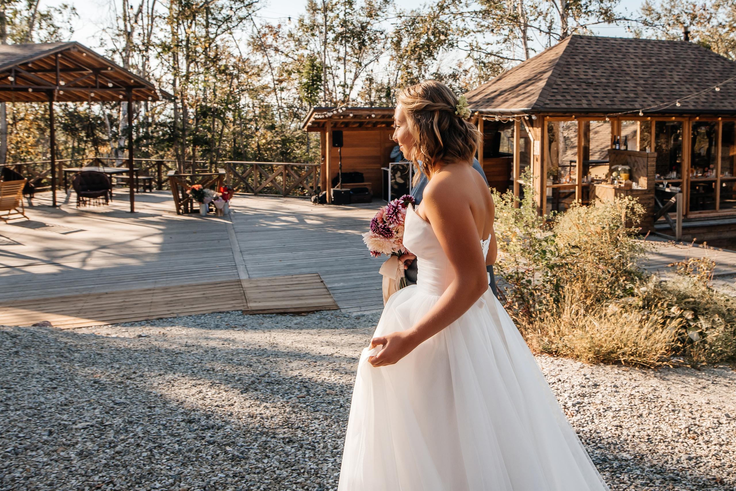 Свадебная съемка осенью в лесной локации. Свадебный фотограф Елена Рякина
