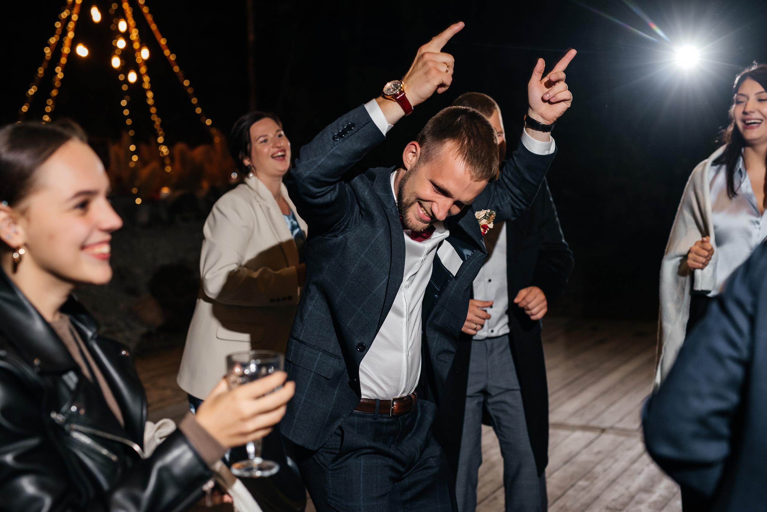 Свадебная съемка осенью в лесной локации. Свадебный фотограф Елена Рякина