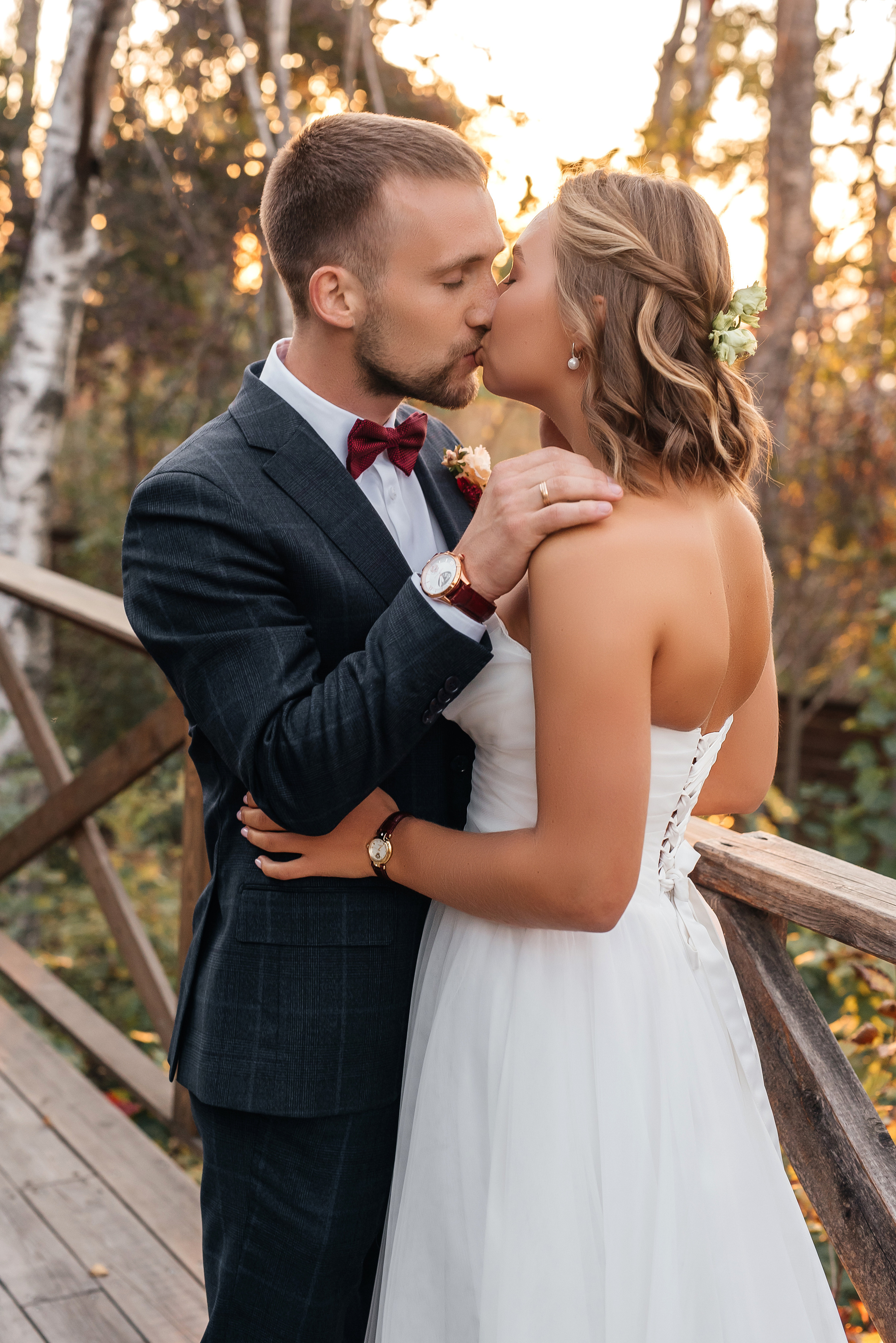 Свадебная съемка осенью в лесной локации. Свадебный фотограф Елена Рякина