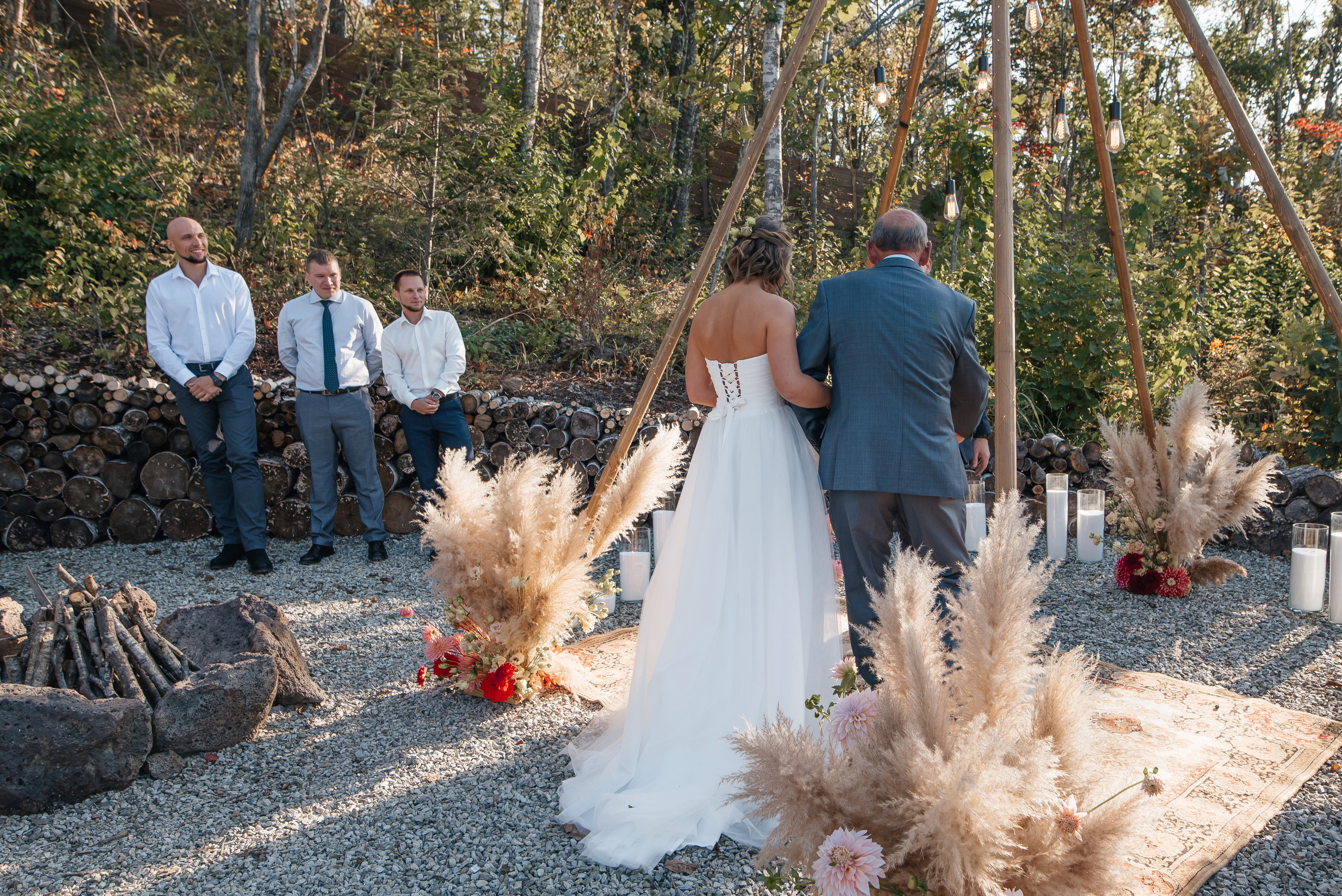 Свадебная съемка осенью в лесной локации. Свадебный фотограф Елена Рякина