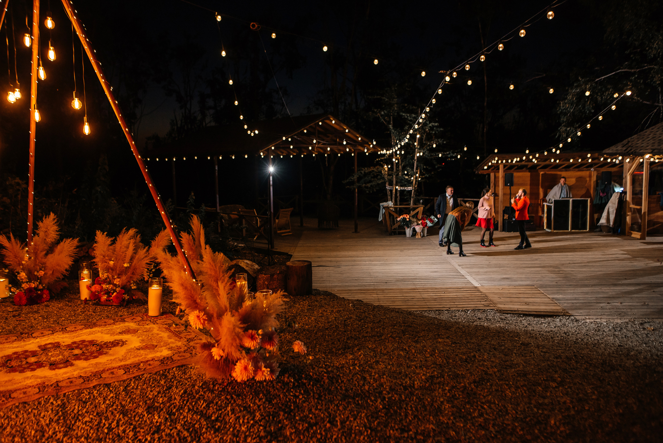 Свадебная съемка осенью в лесной локации. Свадебный фотограф Елена Рякина