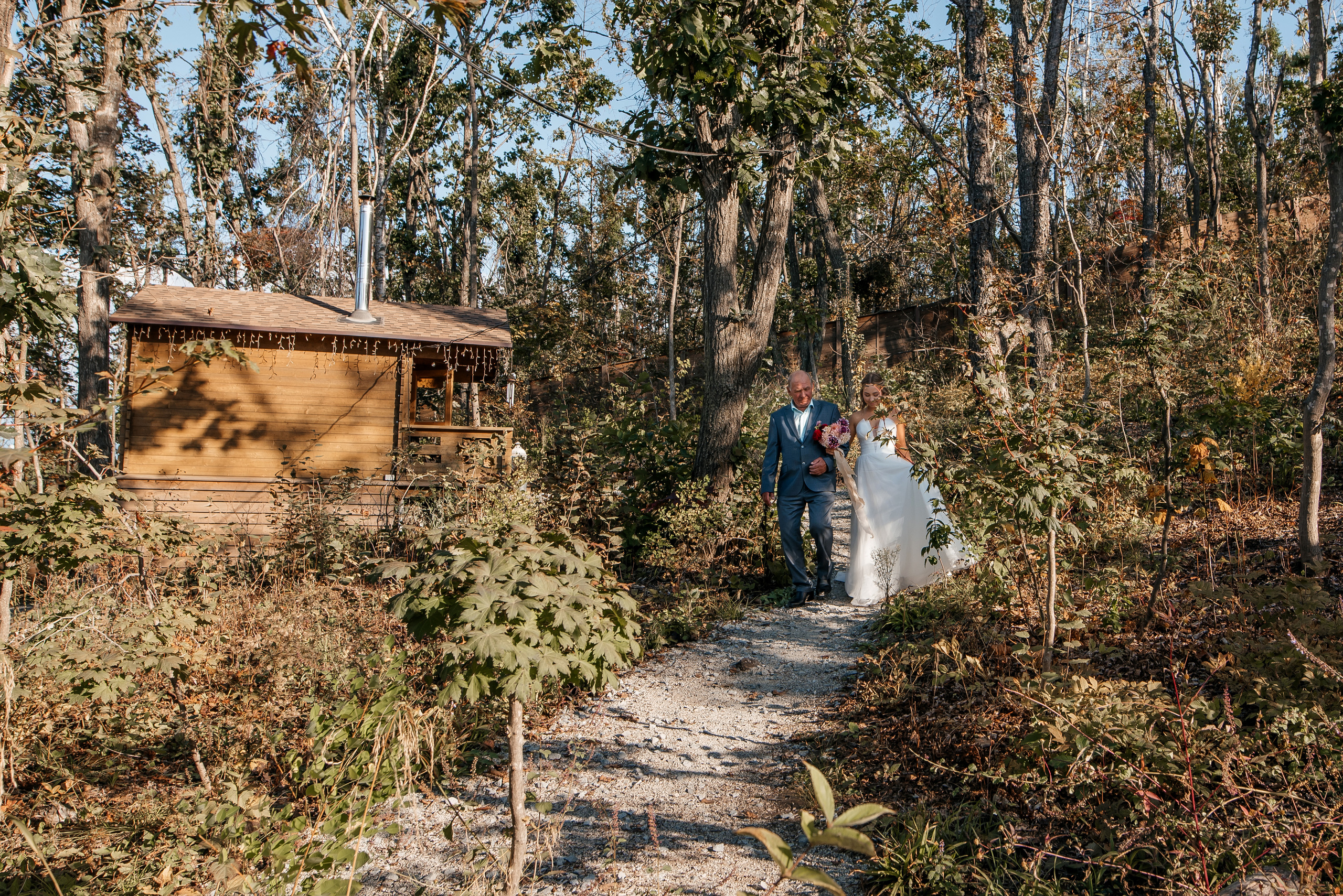 Свадебная съемка осенью в лесной локации. Свадебный фотограф Елена Рякина