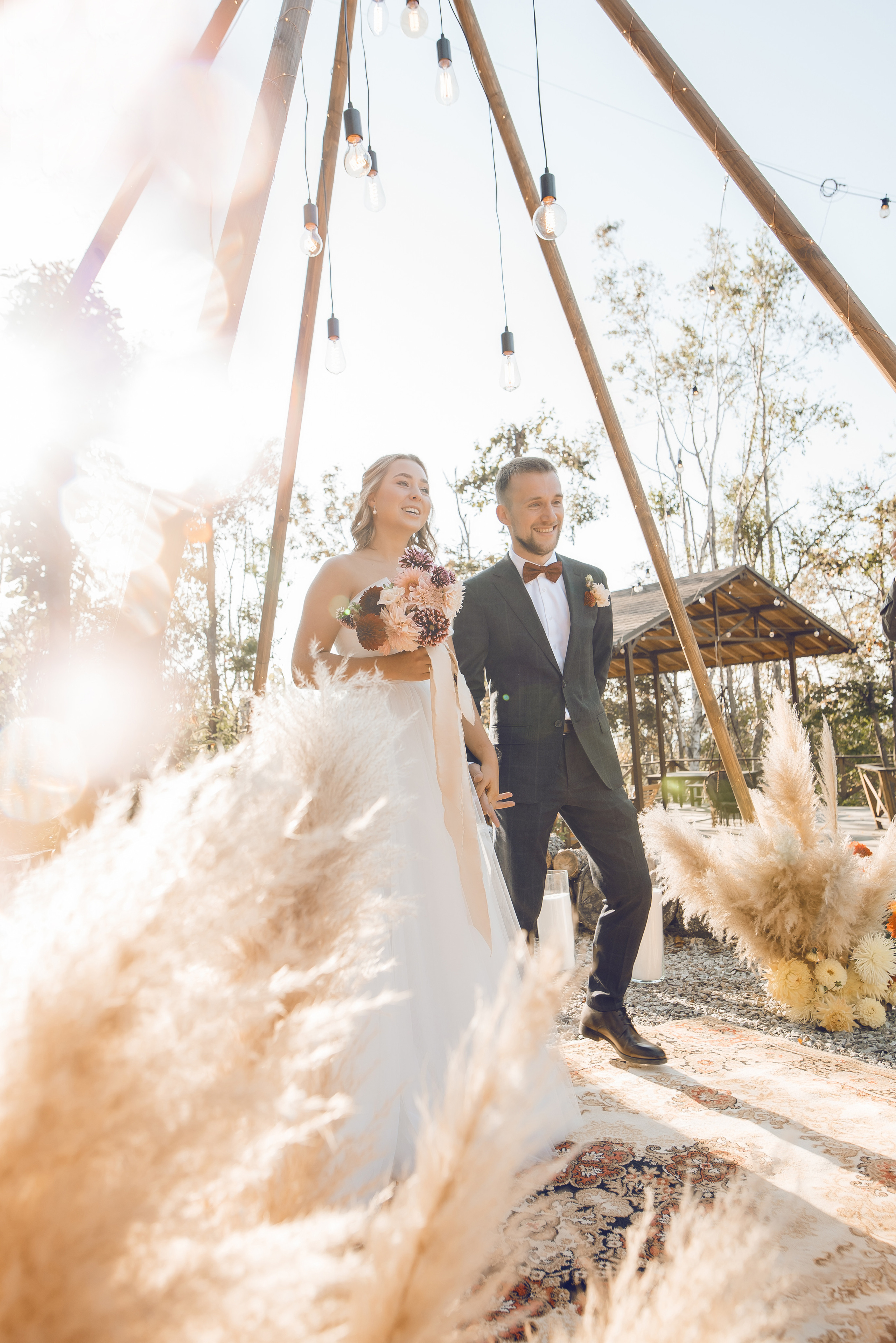 Свадебная съемка осенью в лесной локации. Свадебный фотограф Елена Рякина