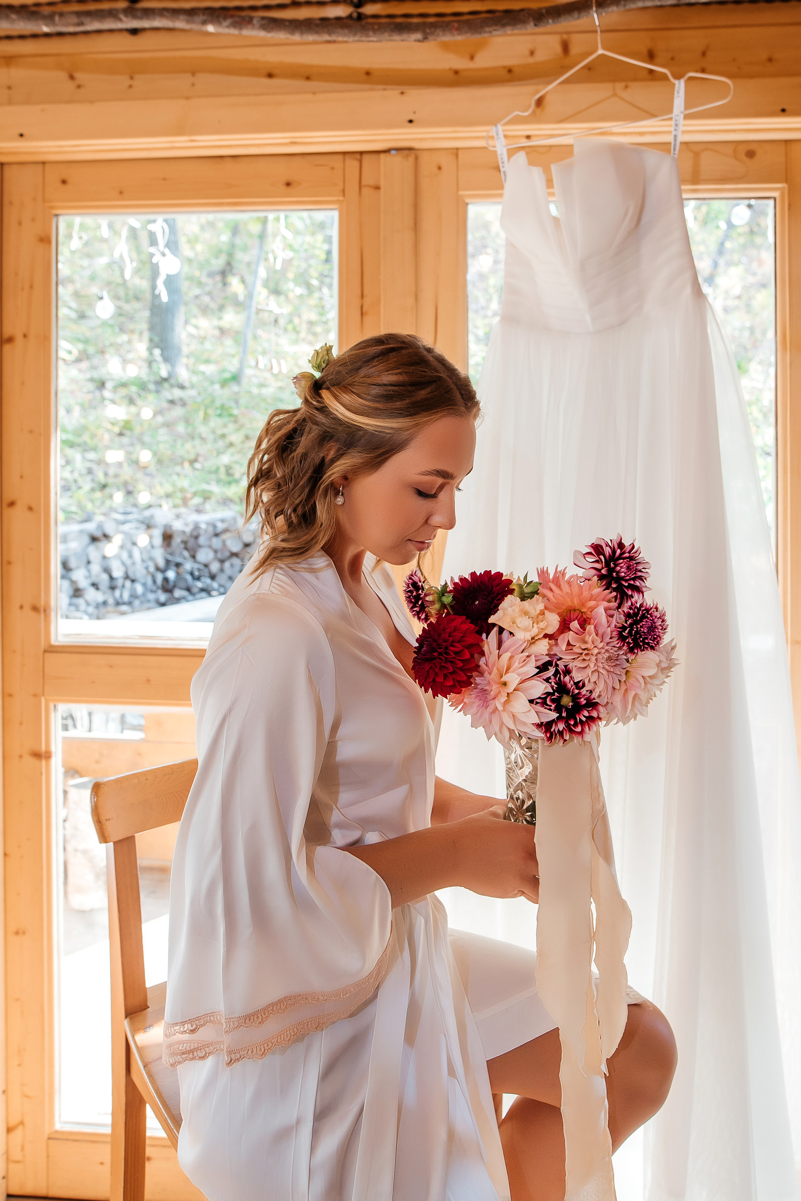 Свадебная съемка осенью в лесной локации. Свадебный фотограф Елена Рякина