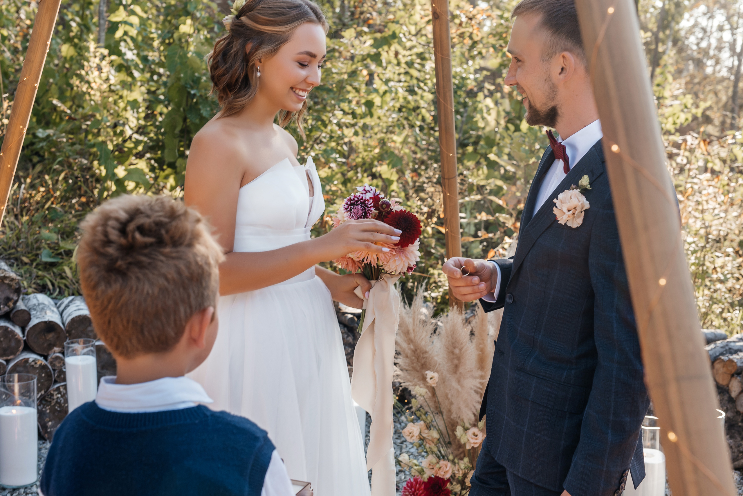 Свадебная съемка осенью в лесной локации. Свадебный фотограф Елена Рякина