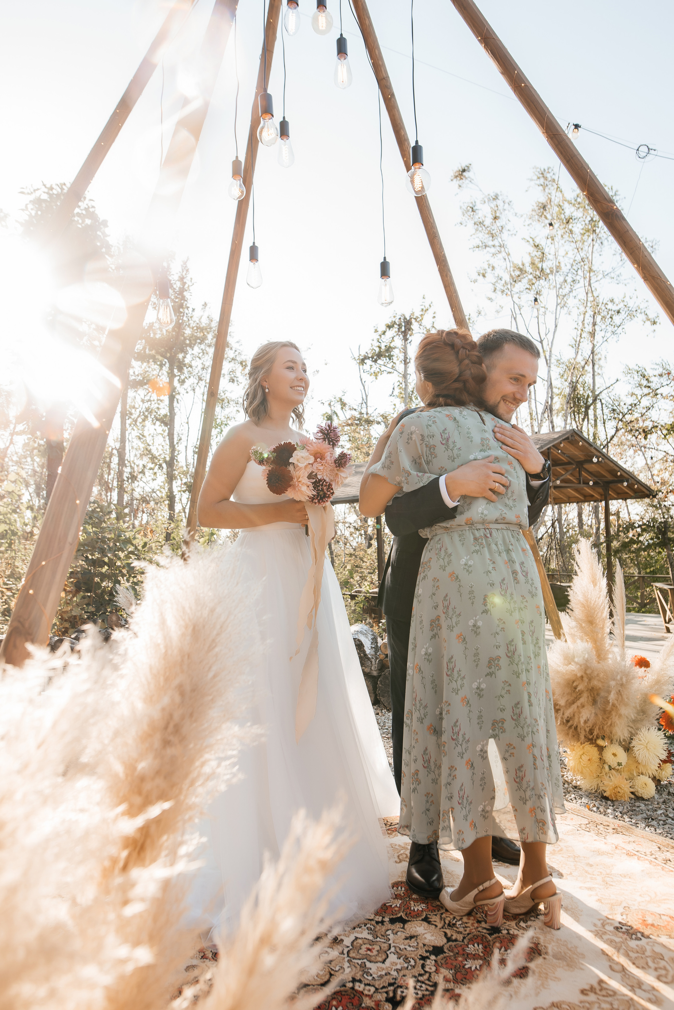 Свадебная съемка осенью в лесной локации. Свадебный фотограф Елена Рякина