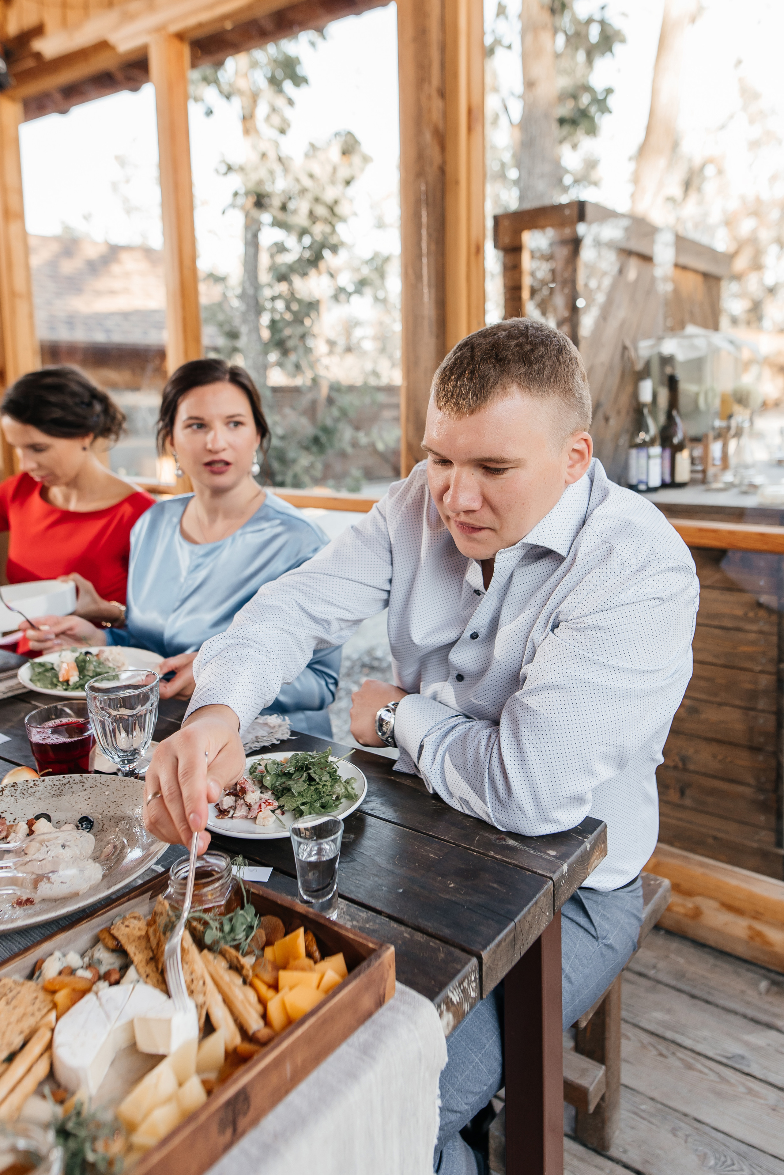 Свадебная съемка осенью в лесной локации. Свадебный фотограф Елена Рякина