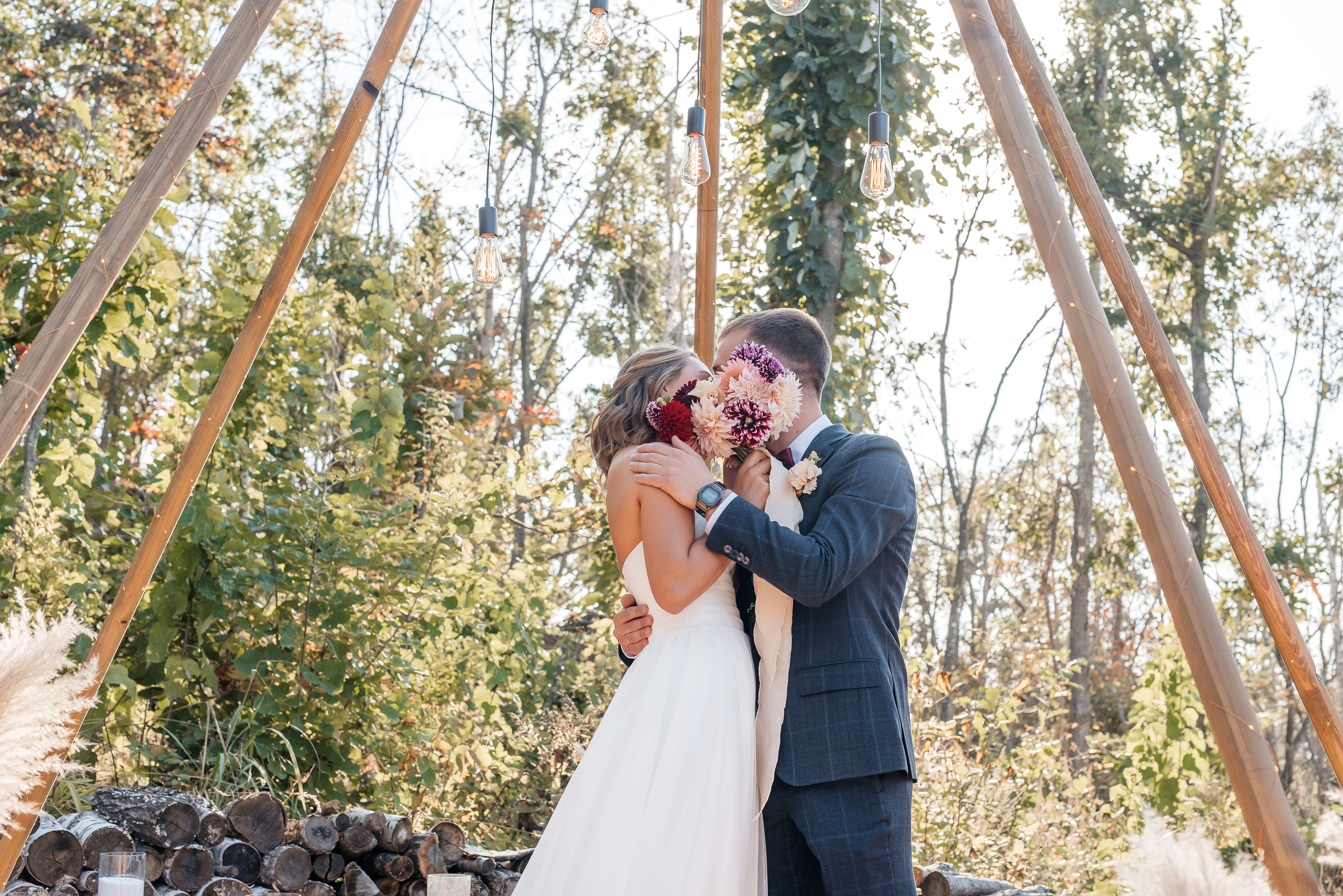 Свадебная съемка осенью в лесной локации. Свадебный фотограф Елена Рякина