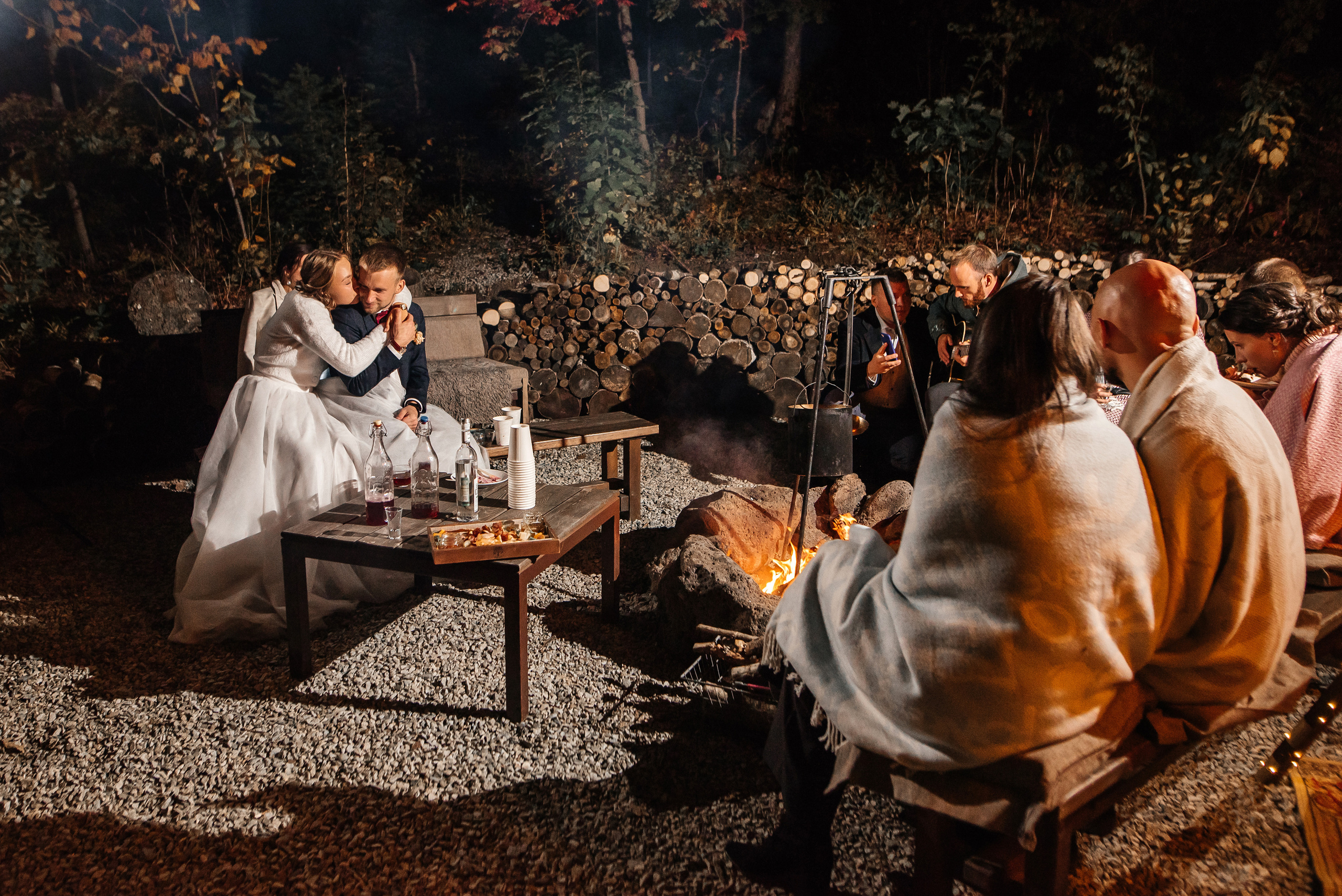 Свадебная съемка осенью в лесной локации. Свадебный фотограф Елена Рякина