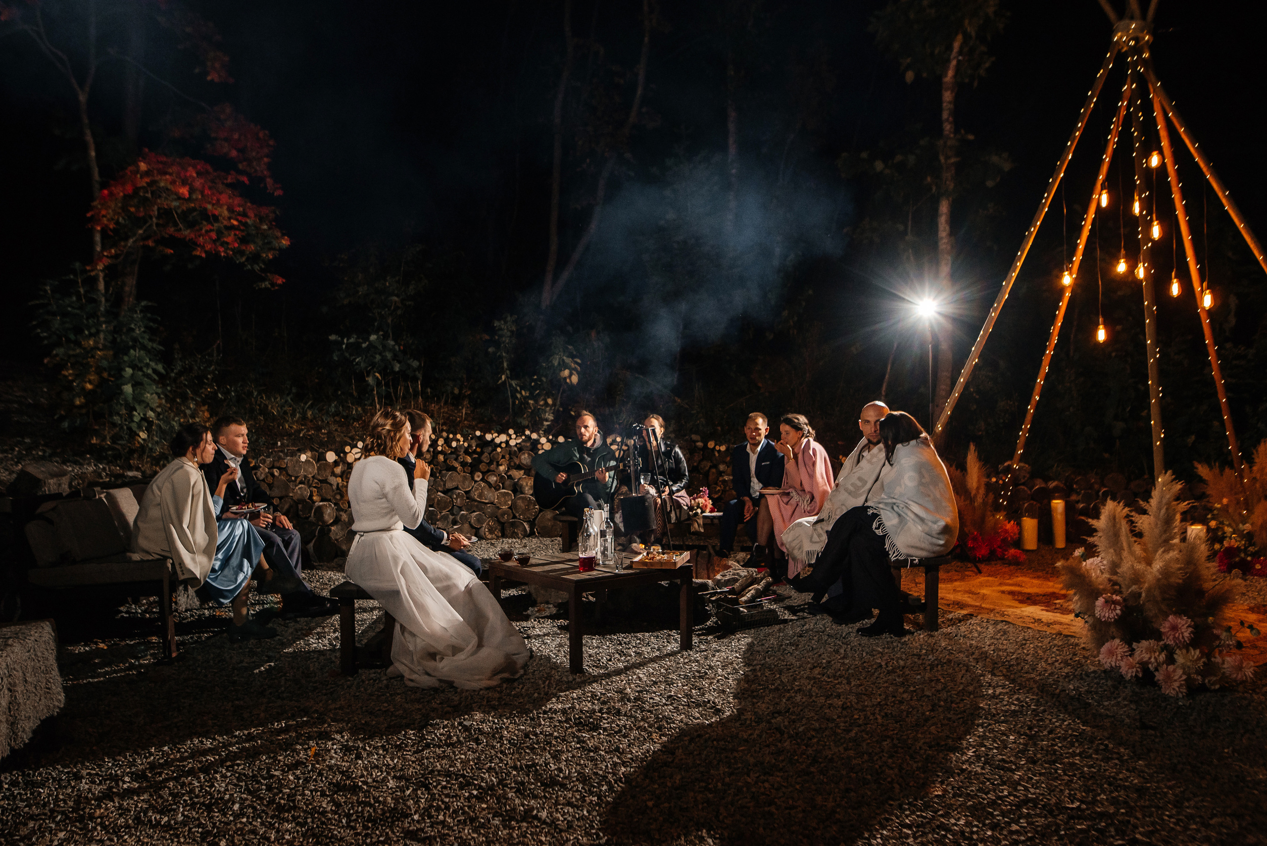 Свадебная съемка осенью в лесной локации. Свадебный фотограф Елена Рякина