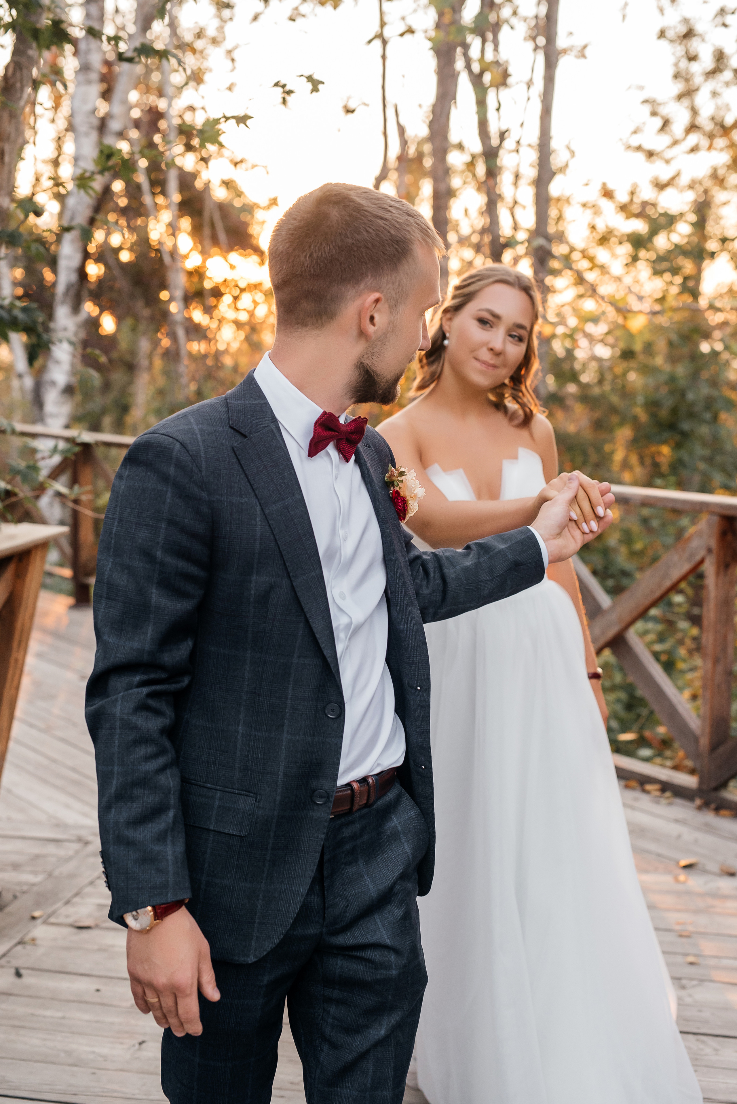 Свадебная съемка осенью в лесной локации. Свадебный фотограф Елена Рякина