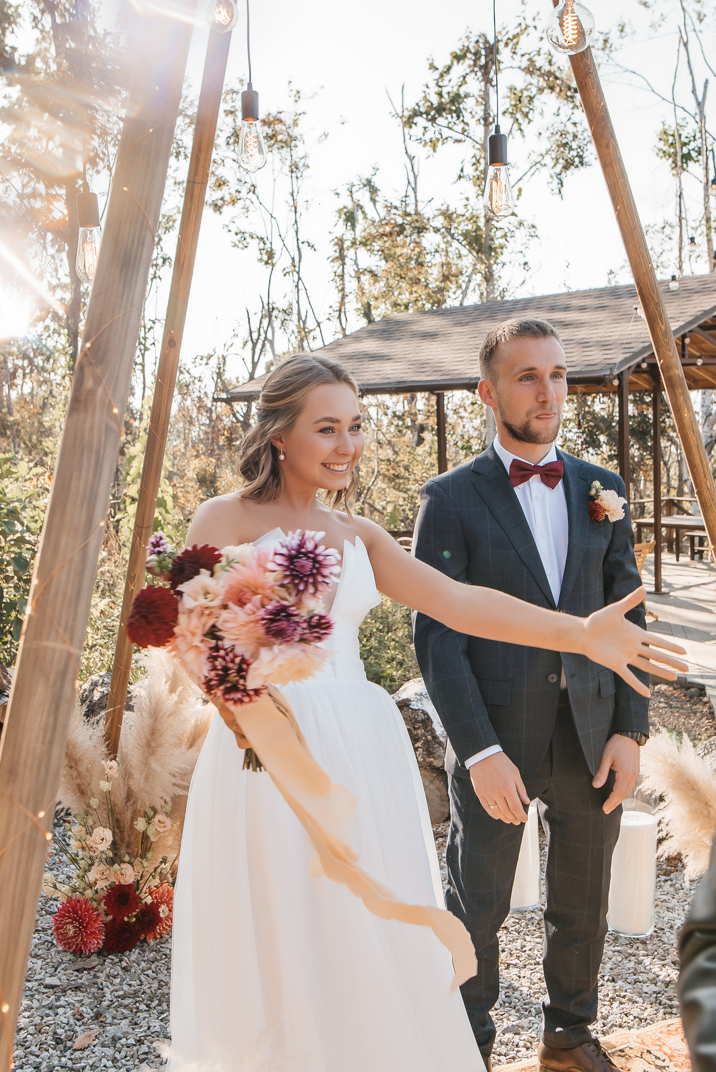 Свадебная съемка осенью в лесной локации. Свадебный фотограф Елена Рякина