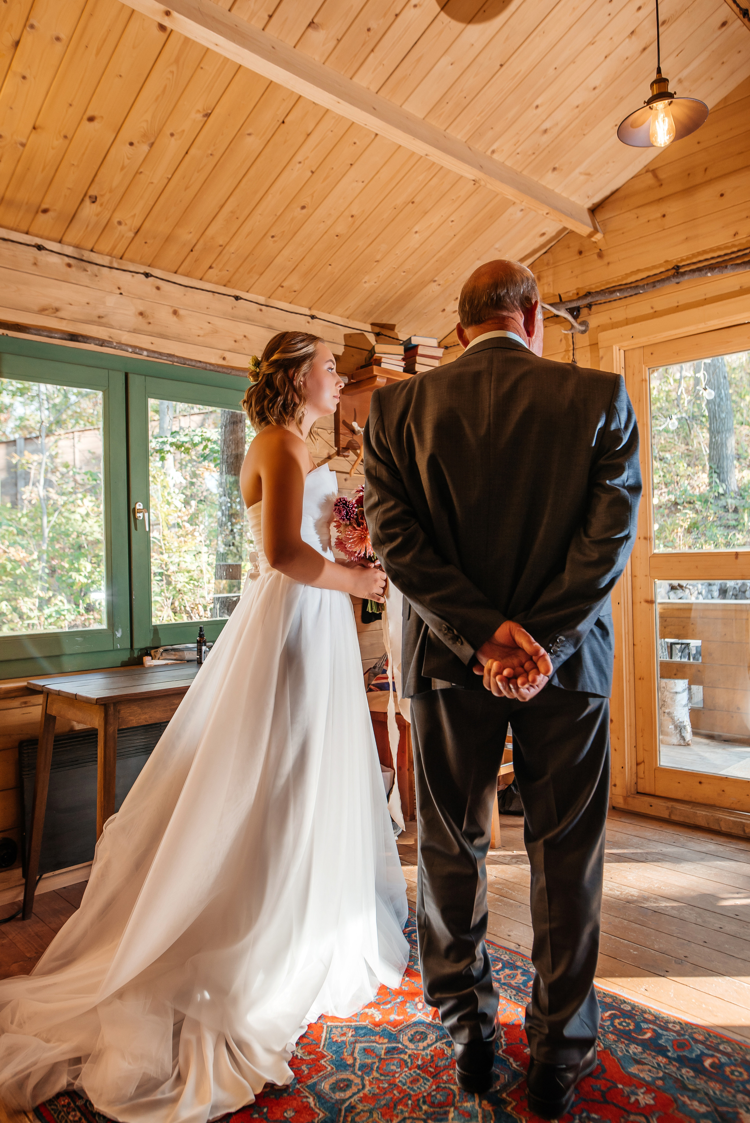 Свадебная съемка осенью в лесной локации. Свадебный фотограф Елена Рякина