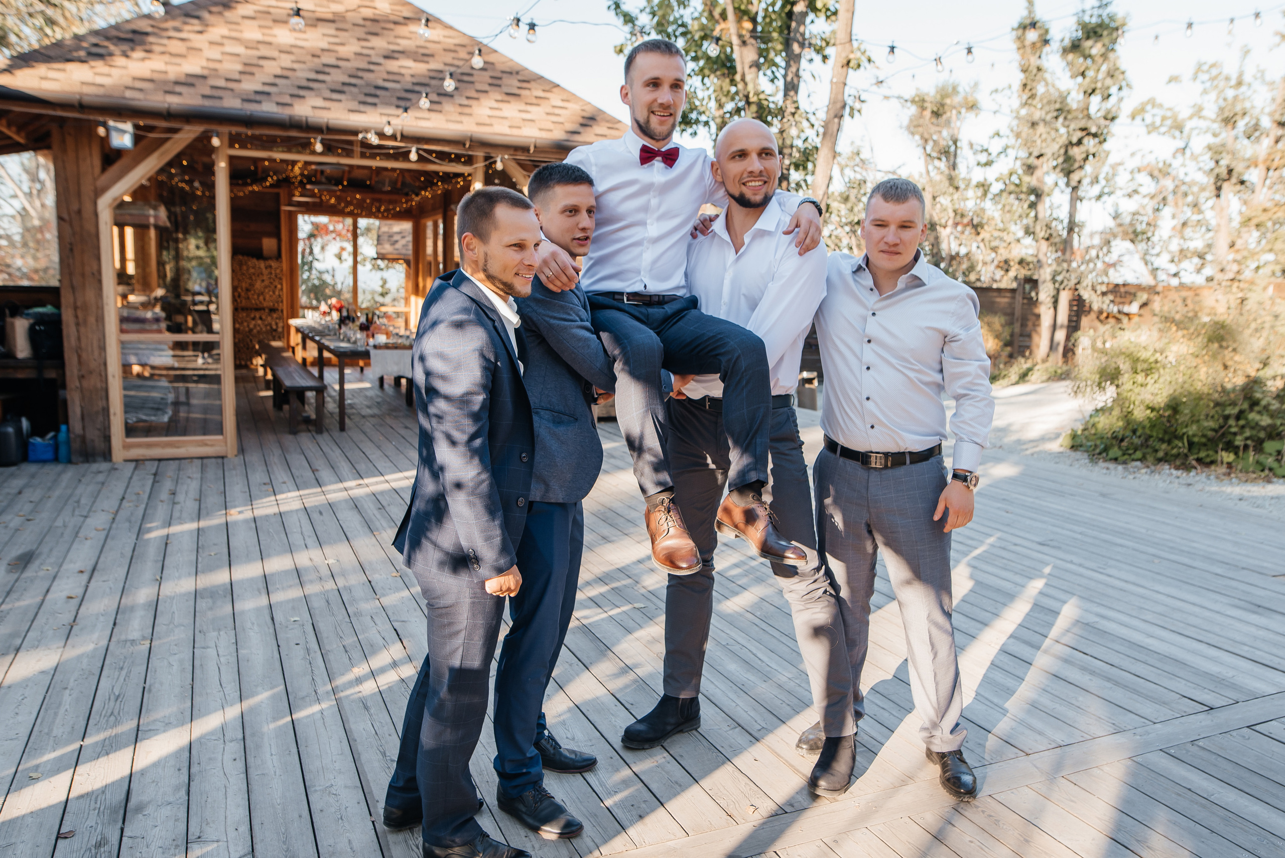 Свадебная съемка осенью в лесной локации. Свадебный фотограф Елена Рякина