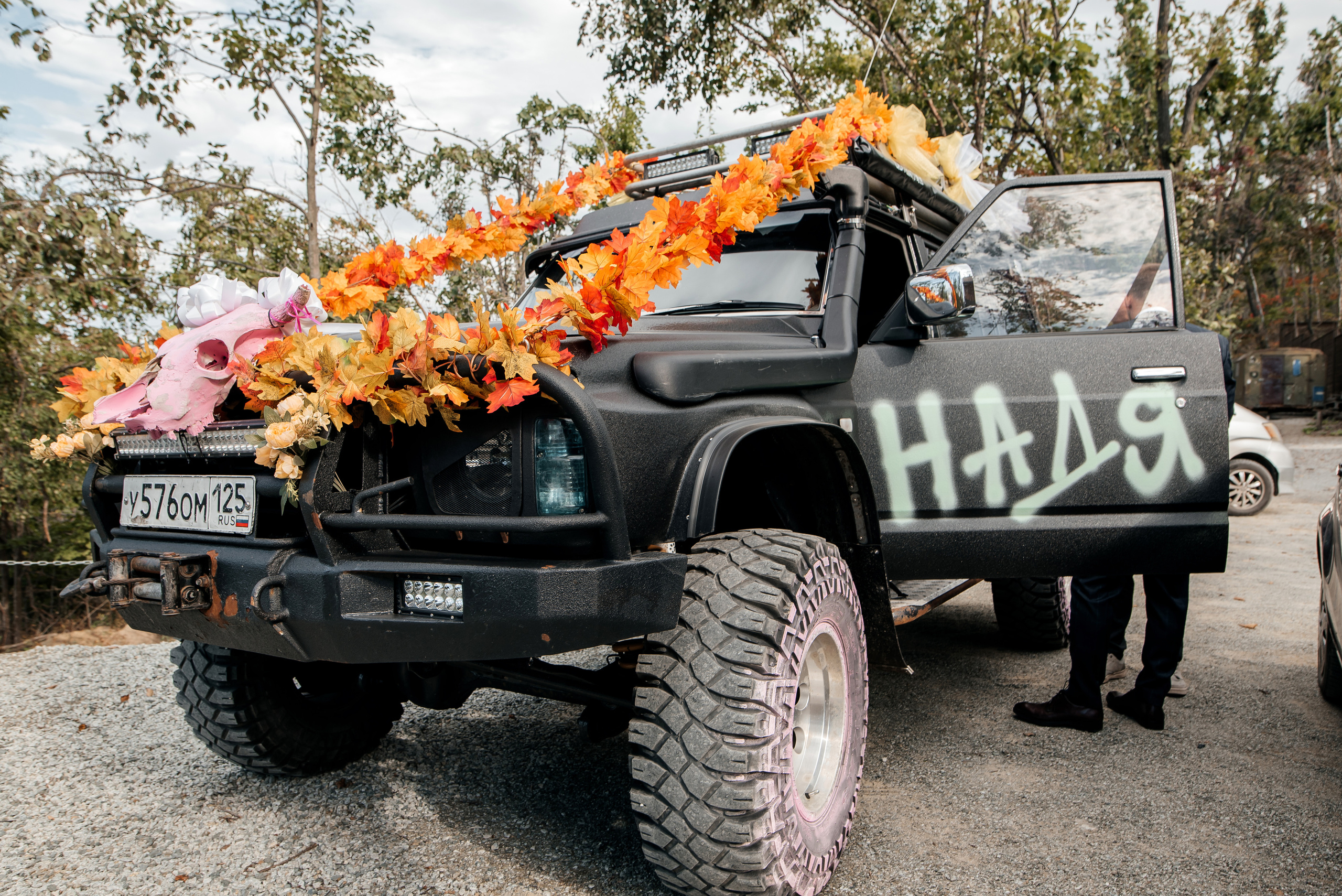 Свадебная съемка осенью в лесной локации. Свадебный фотограф Елена Рякина