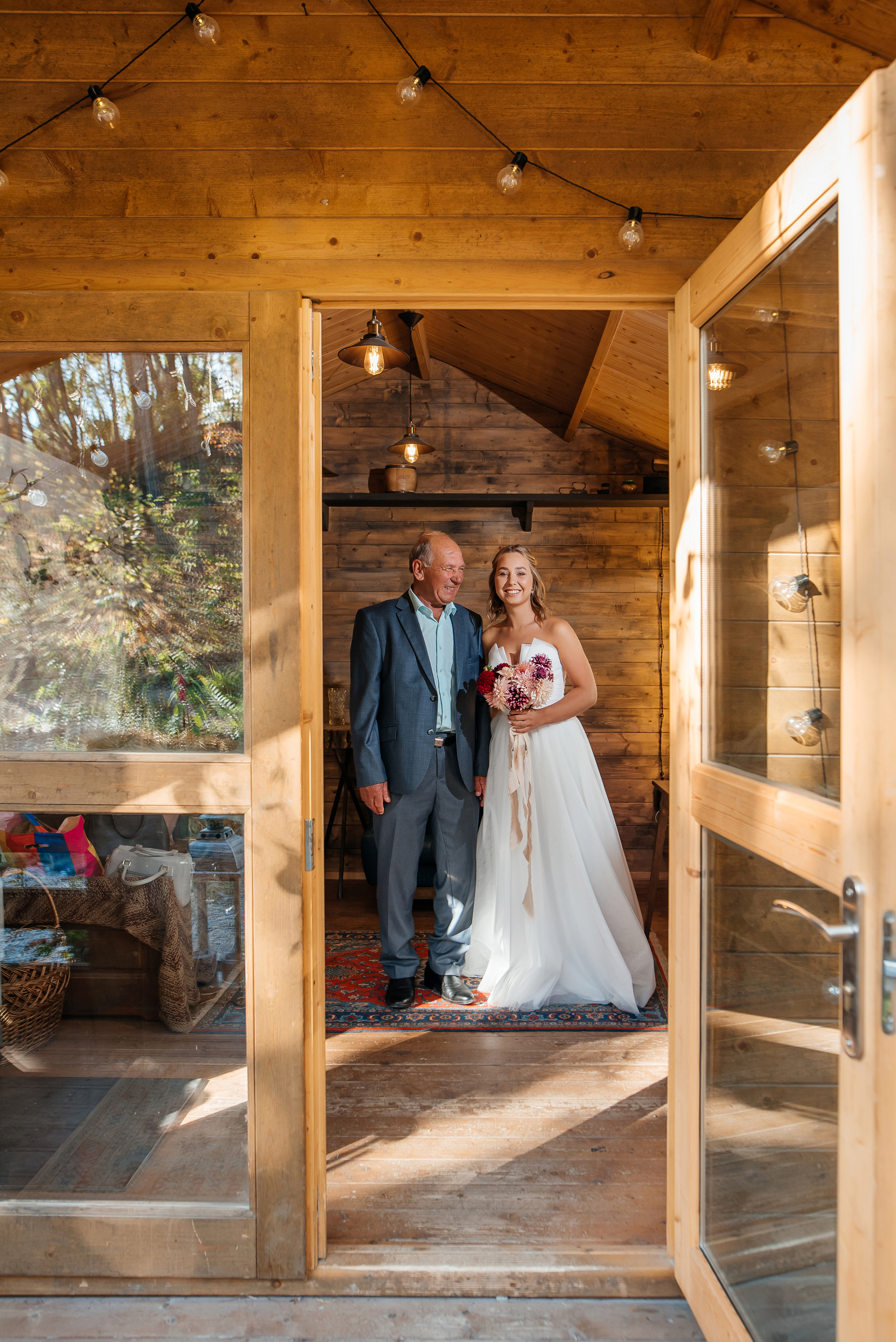Свадебная съемка осенью в лесной локации. Свадебный фотограф Елена Рякина