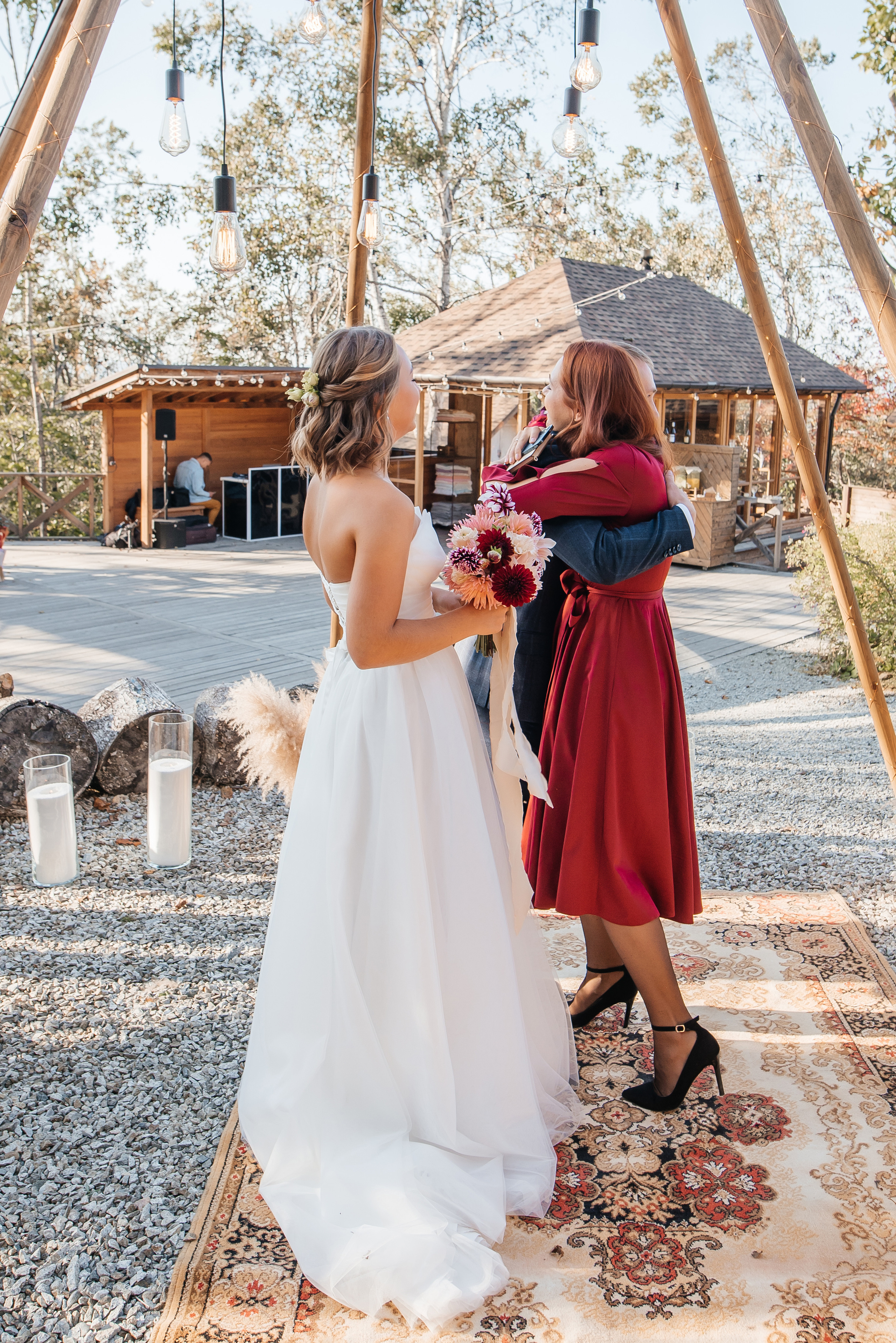 Свадебная съемка осенью в лесной локации. Свадебный фотограф Елена Рякина