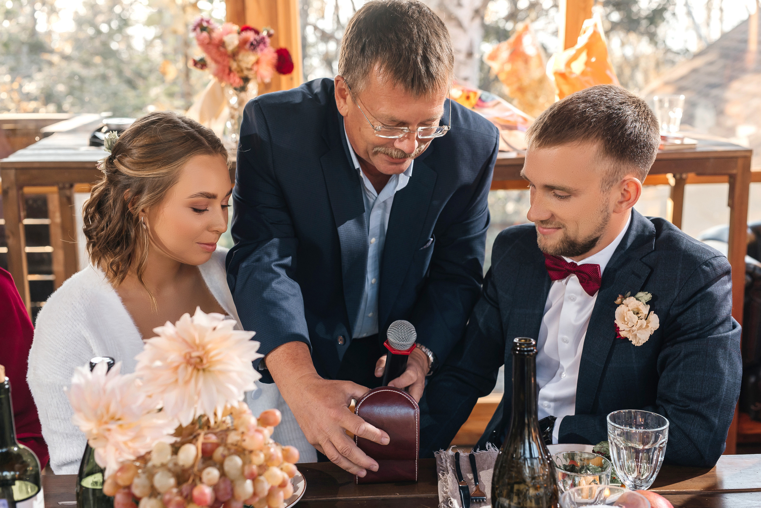 Свадебная съемка осенью в лесной локации. Свадебный фотограф Елена Рякина