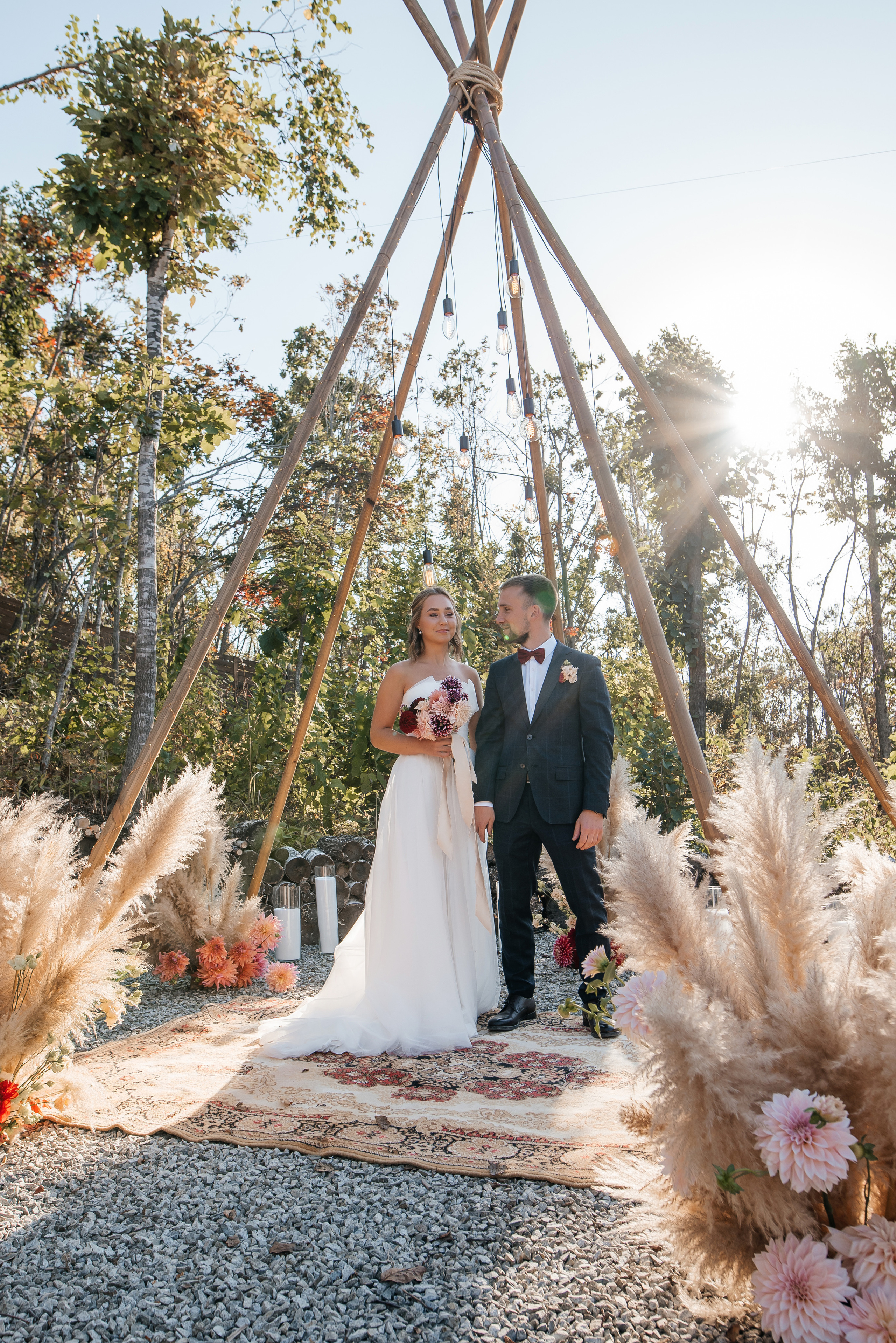 Свадебная съемка осенью в лесной локации. Свадебный фотограф Елена Рякина