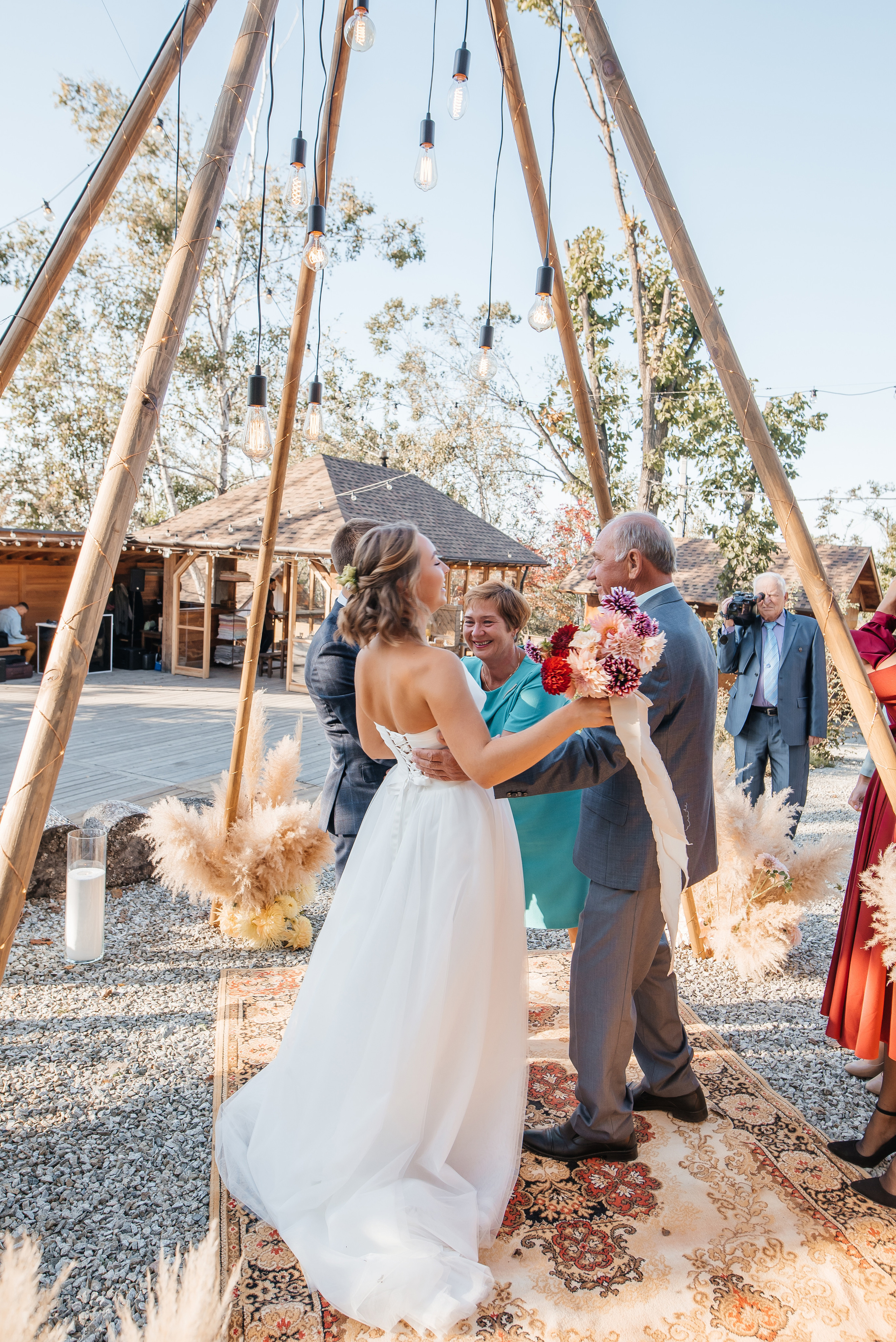 Свадебная съемка осенью в лесной локации. Свадебный фотограф Елена Рякина