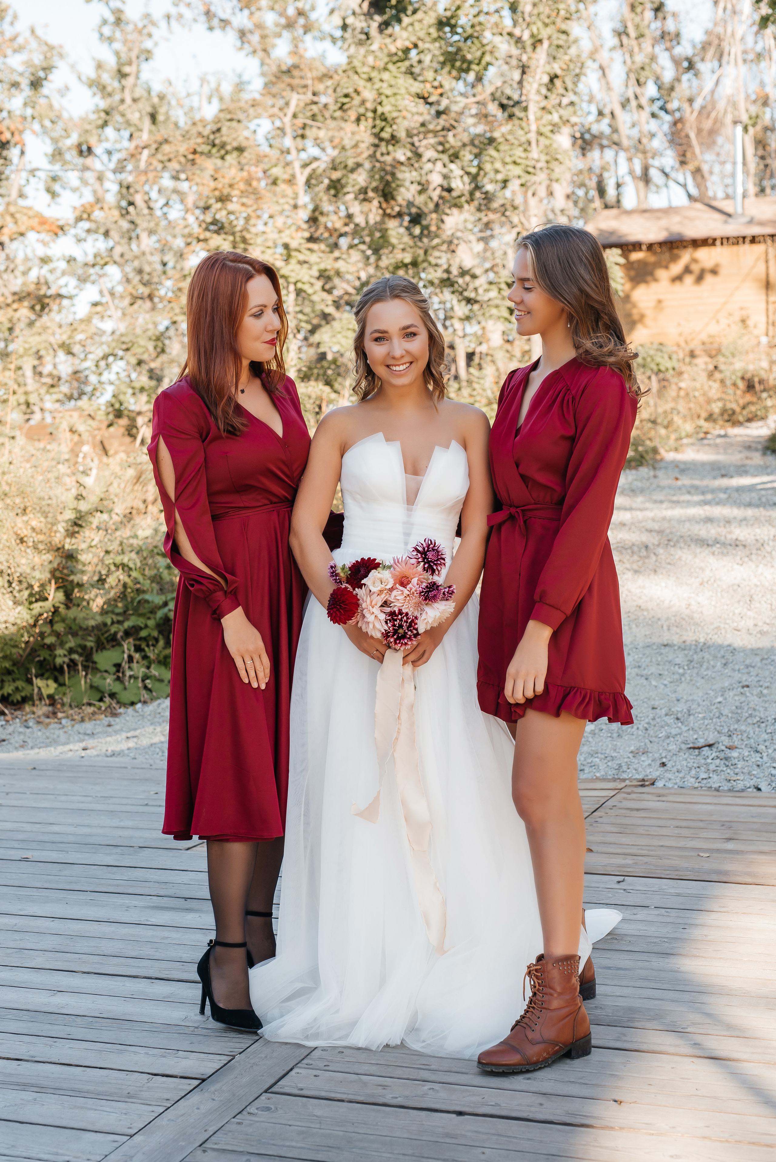 Свадебная съемка осенью в лесной локации. Свадебный фотограф Елена Рякина