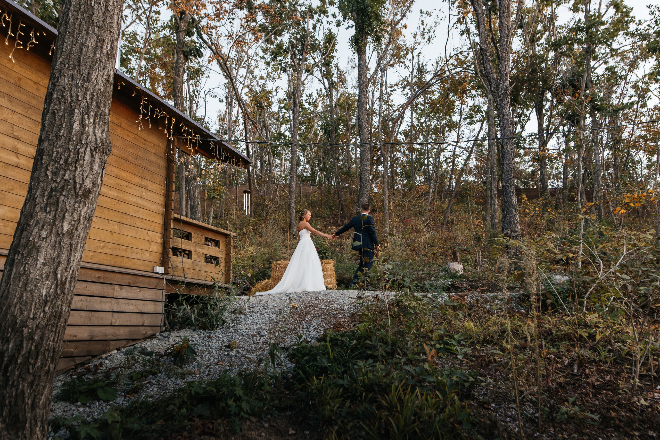 Свадебная съемка осенью в лесной локации. Свадебный фотограф Елена Рякина
