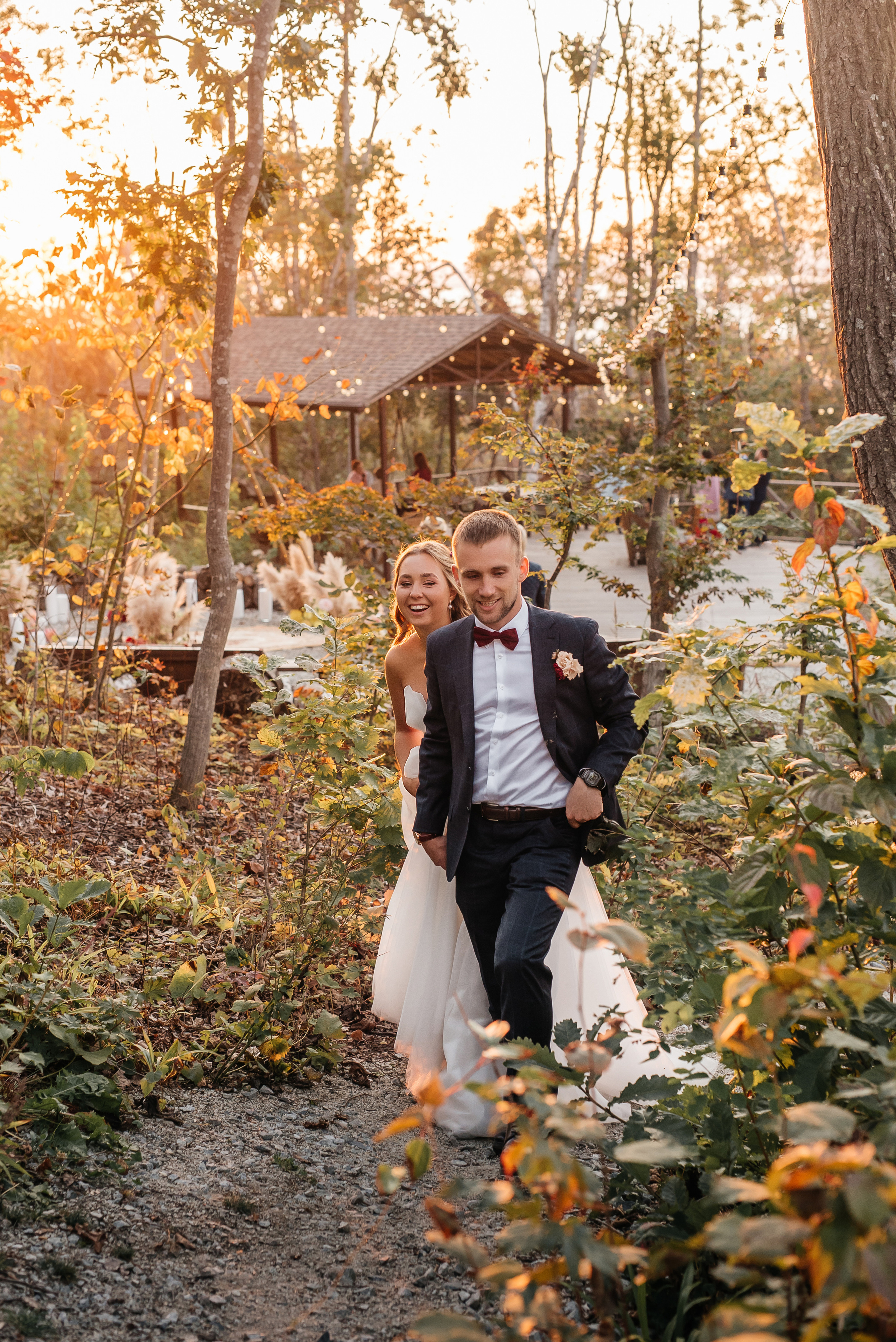 Свадебная съемка осенью в лесной локации. Свадебный фотограф Елена Рякина