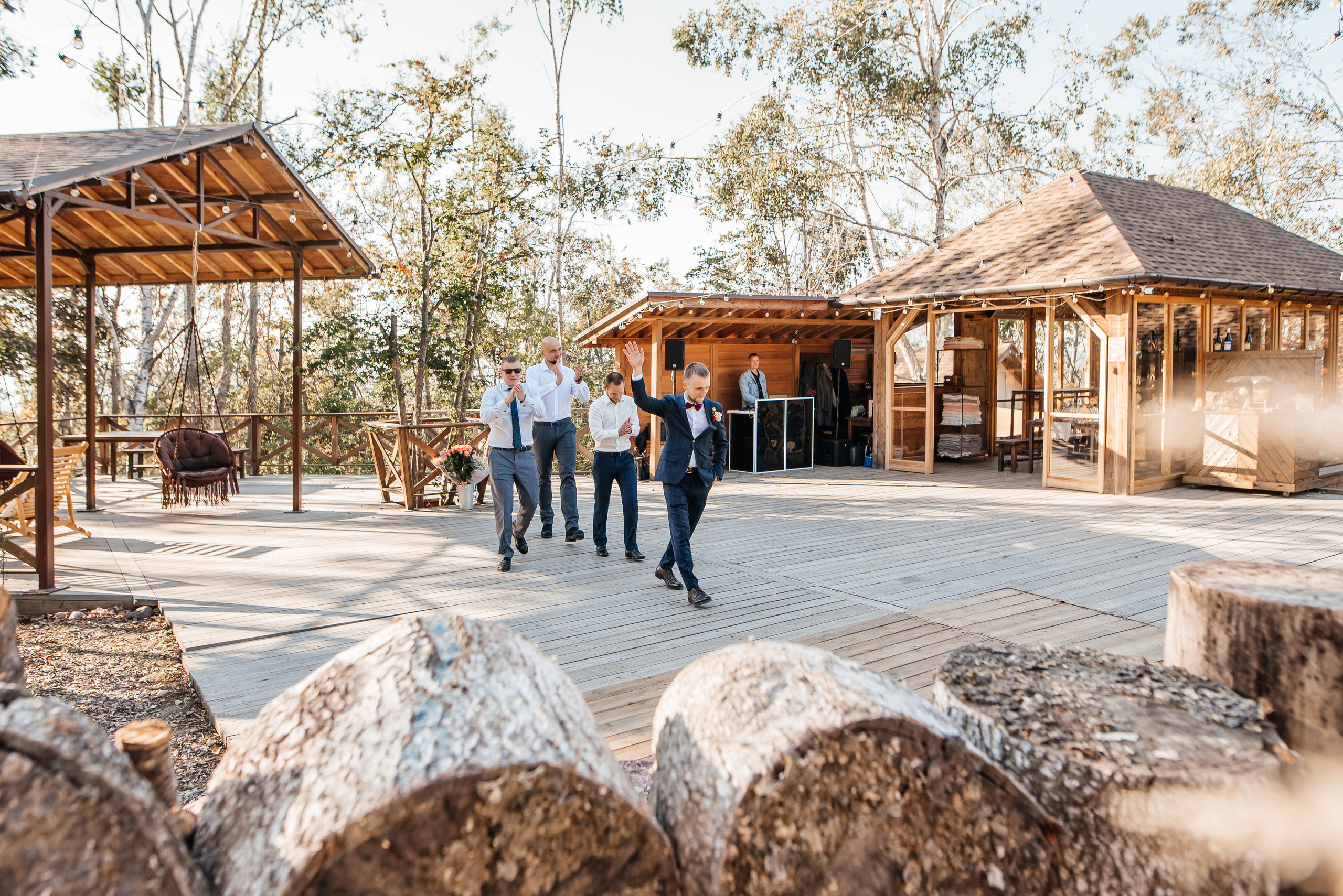 Свадебная съемка осенью в лесной локации. Свадебный фотограф Елена Рякина