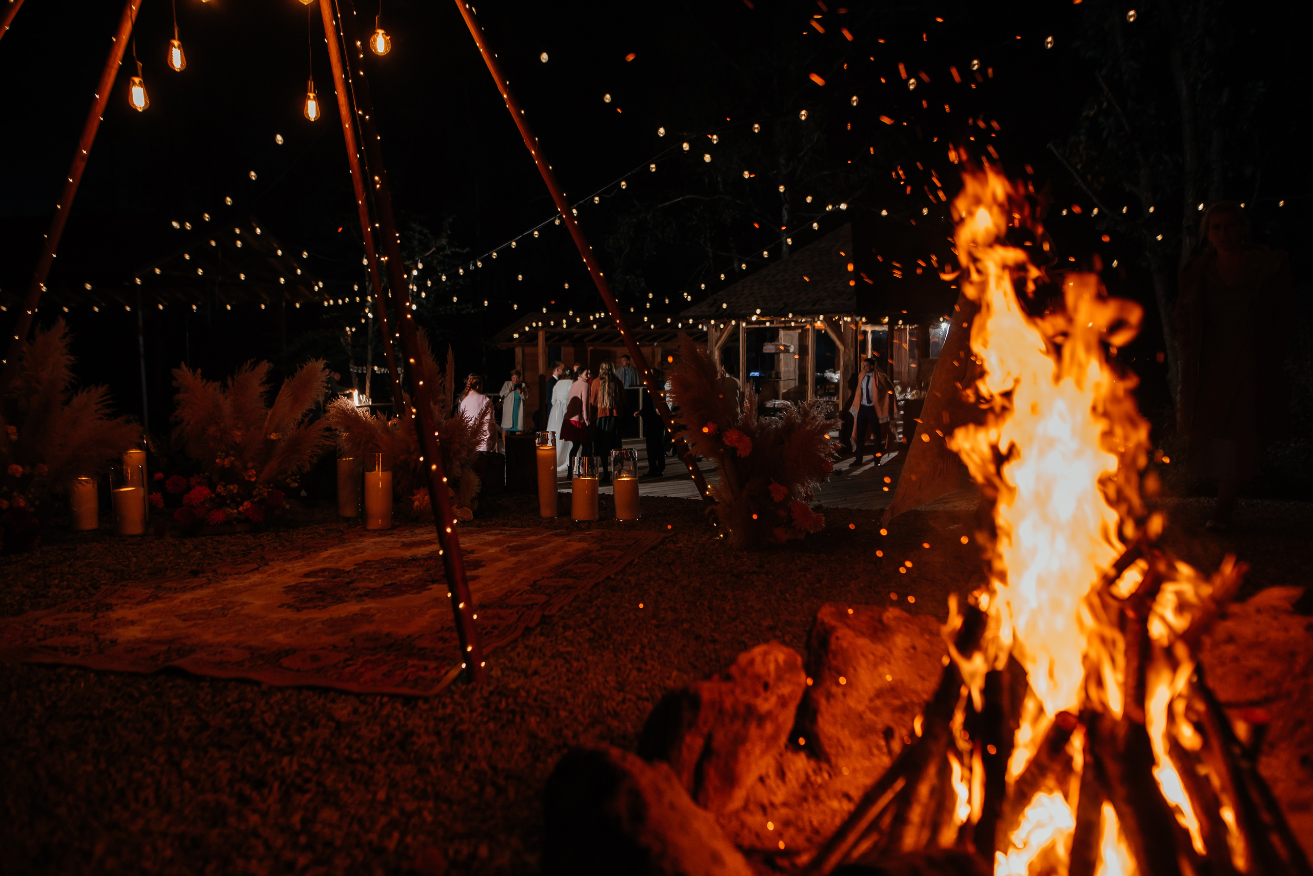 Свадебная съемка осенью в лесной локации. Свадебный фотограф Елена Рякина