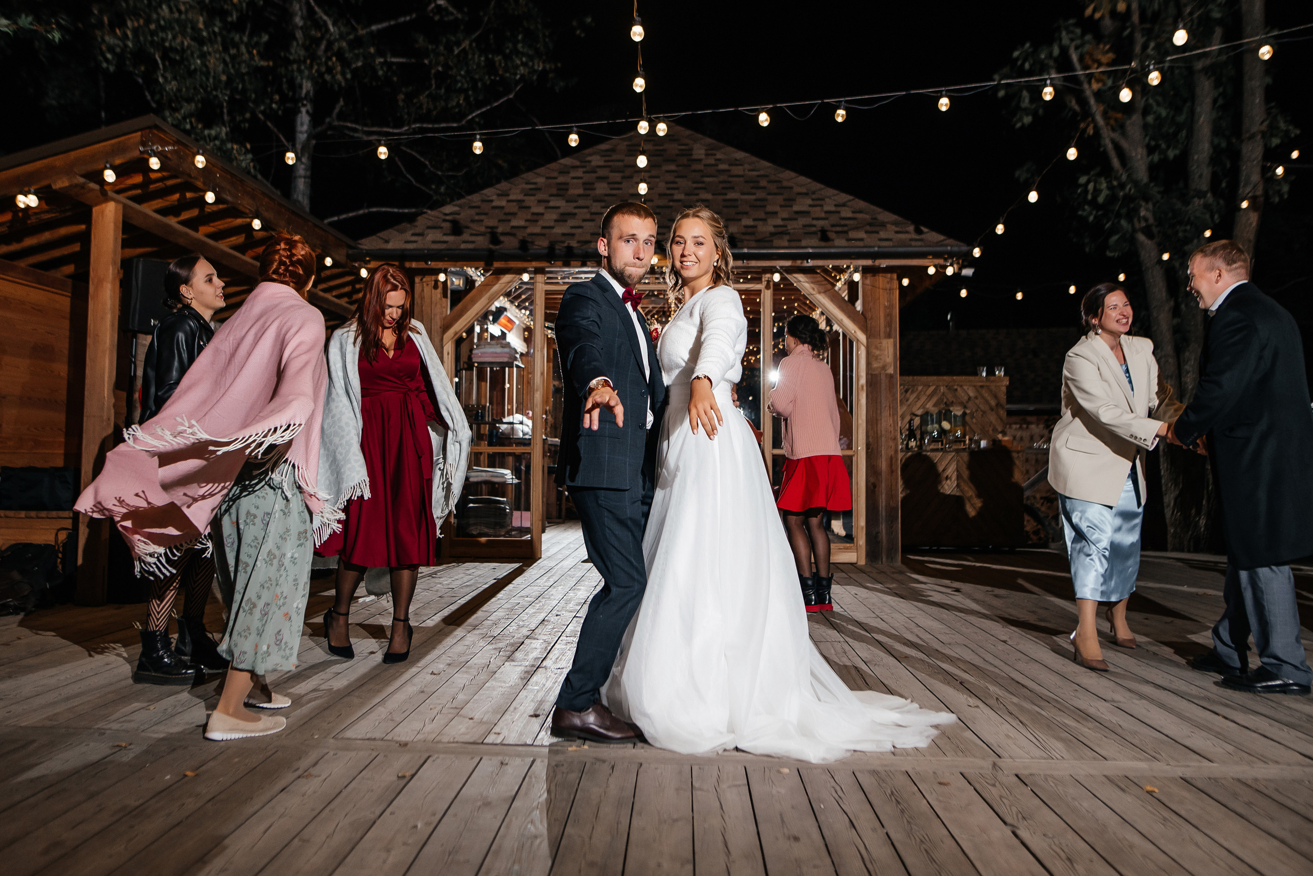 Свадебная съемка осенью в лесной локации. Свадебный фотограф Елена Рякина