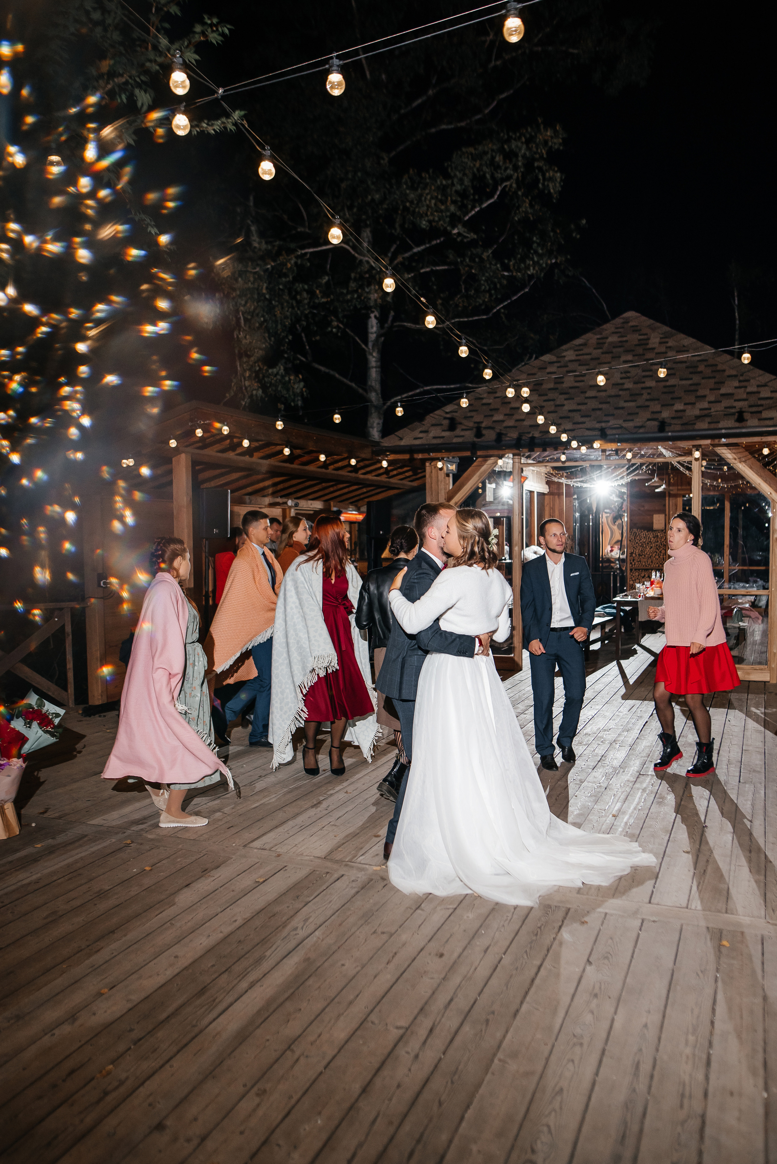 Свадебная съемка осенью в лесной локации. Свадебный фотограф Елена Рякина