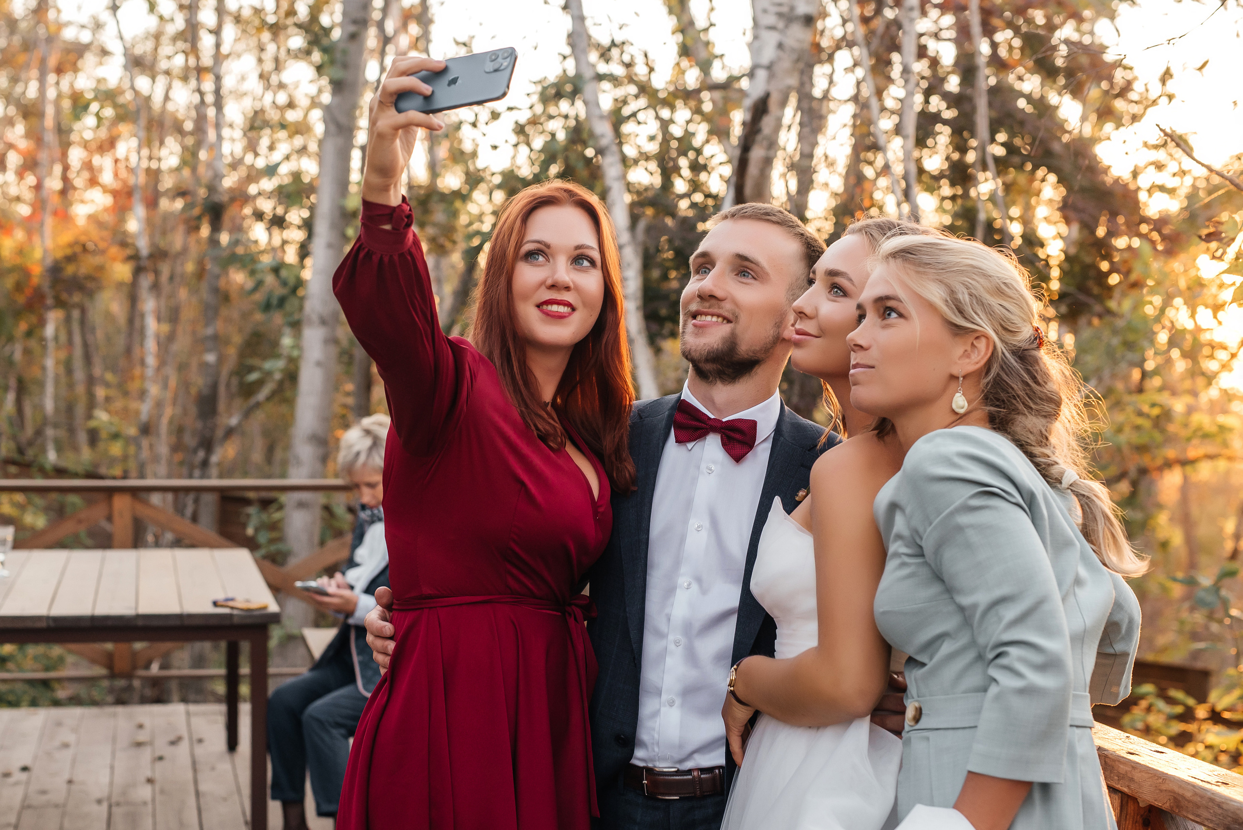 Свадебная съемка осенью в лесной локации. Свадебный фотограф Елена Рякина