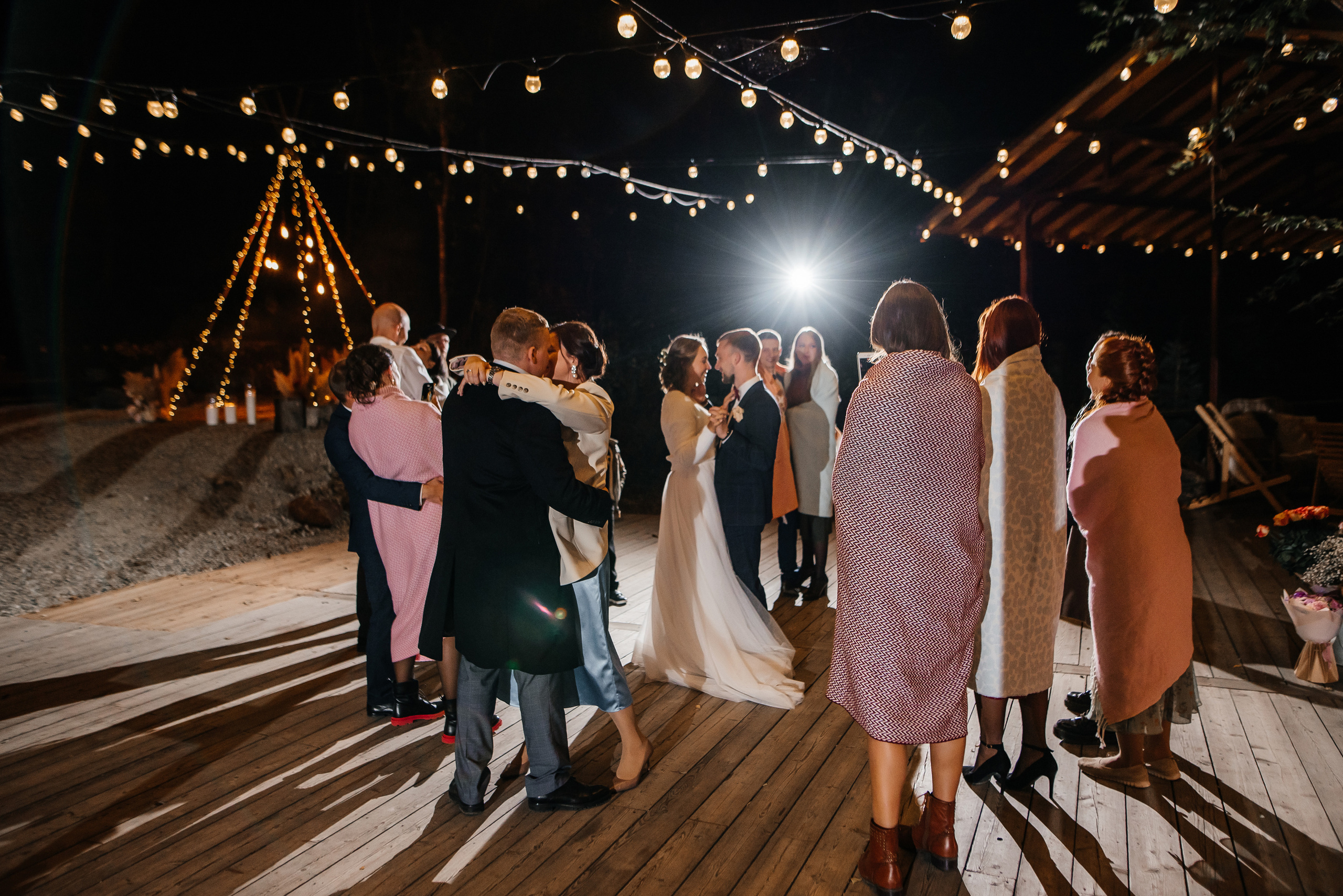 Свадебная съемка осенью в лесной локации. Свадебный фотограф Елена Рякина