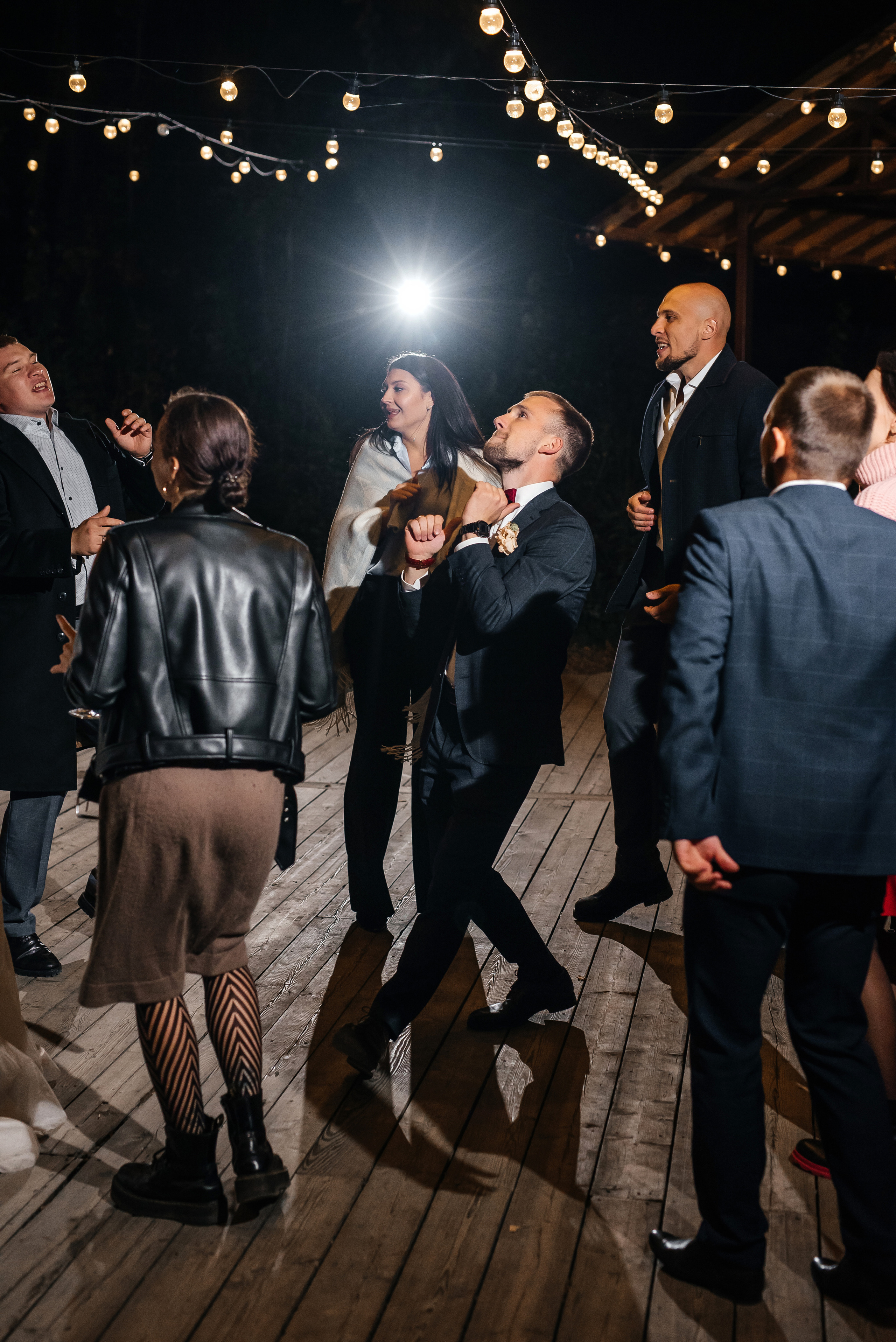 Свадебная съемка осенью в лесной локации. Свадебный фотограф Елена Рякина