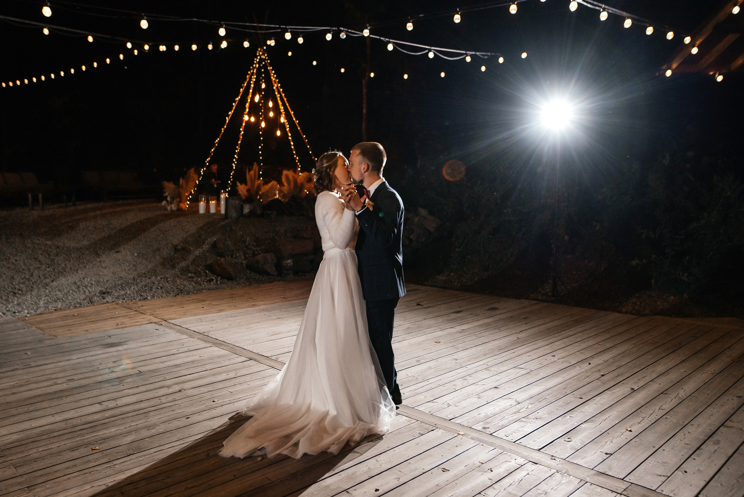 Свадебная съемка осенью в лесной локации. Свадебный фотограф Елена Рякина