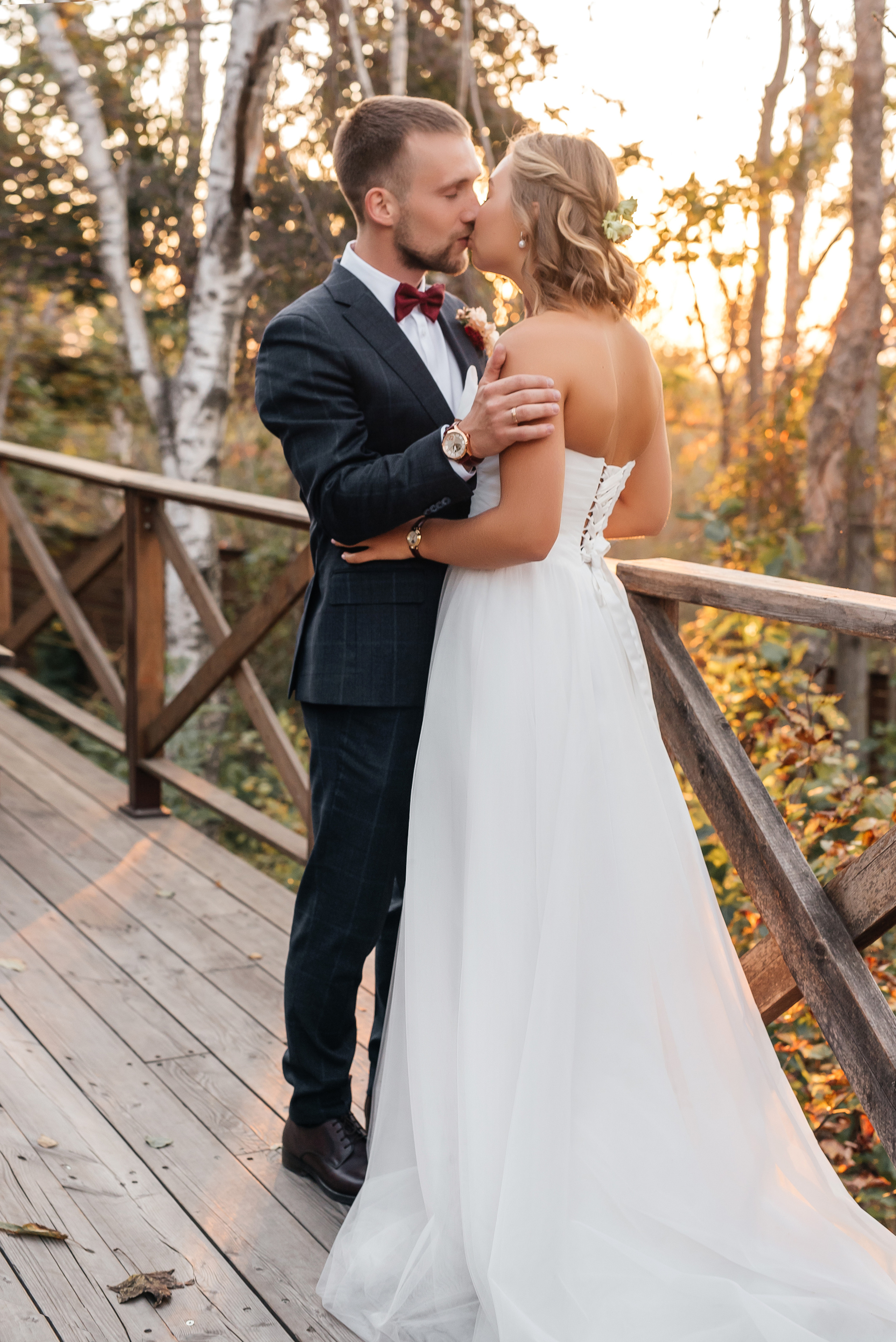 Свадебная съемка осенью в лесной локации. Свадебный фотограф Елена Рякина