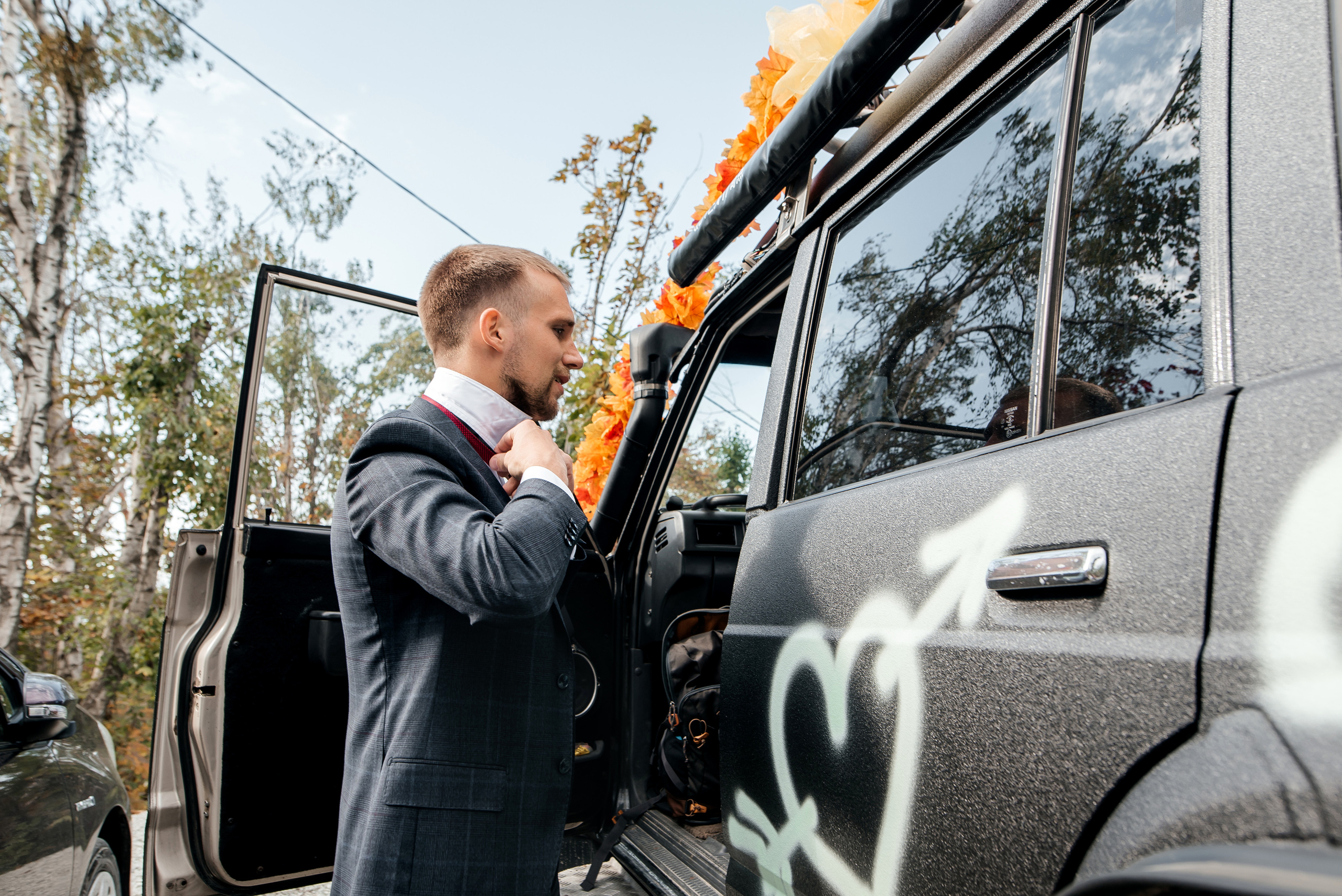 Свадебная съемка осенью в лесной локации. Свадебный фотограф Елена Рякина