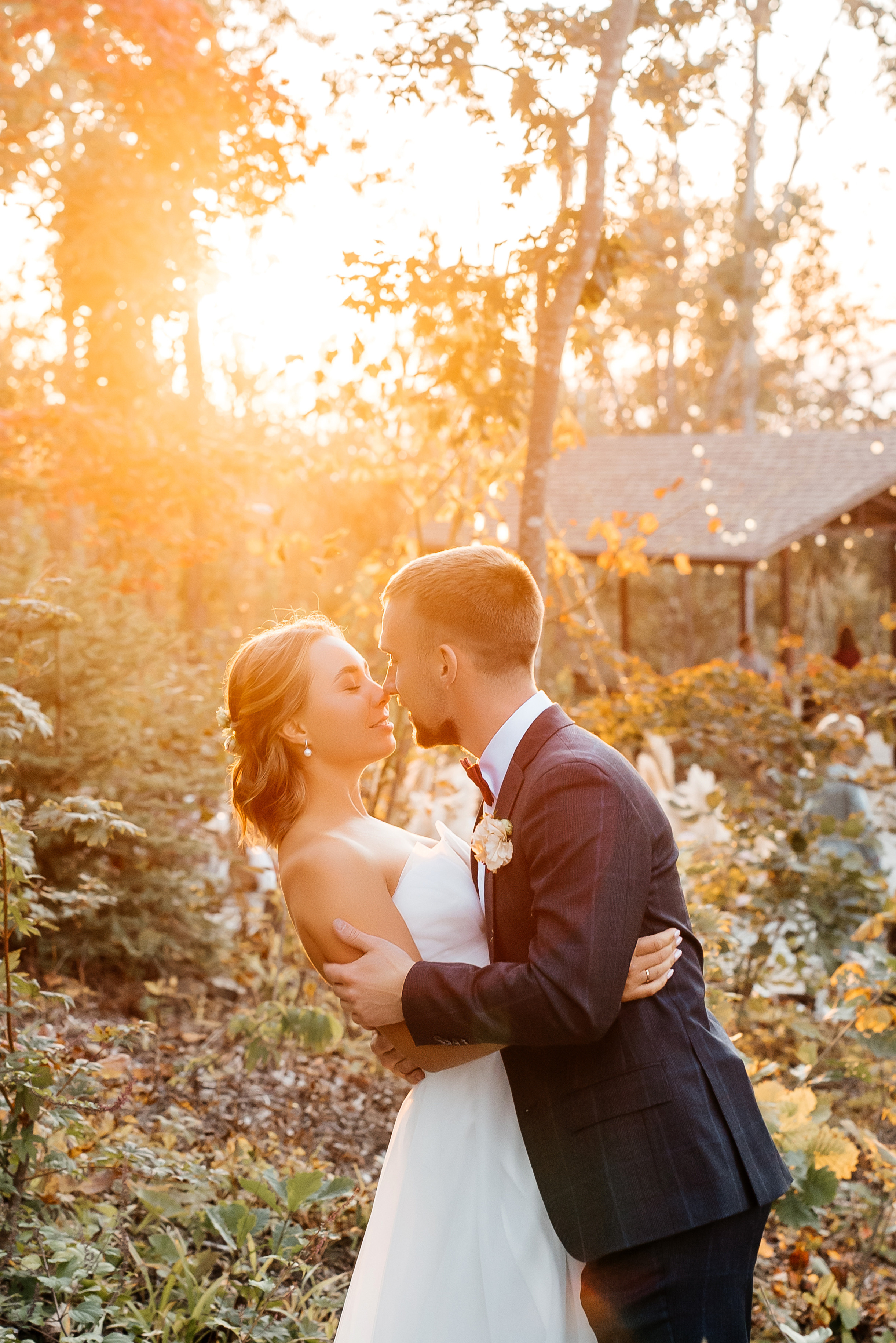Свадебная съемка осенью в лесной локации. Свадебный фотограф Елена Рякина