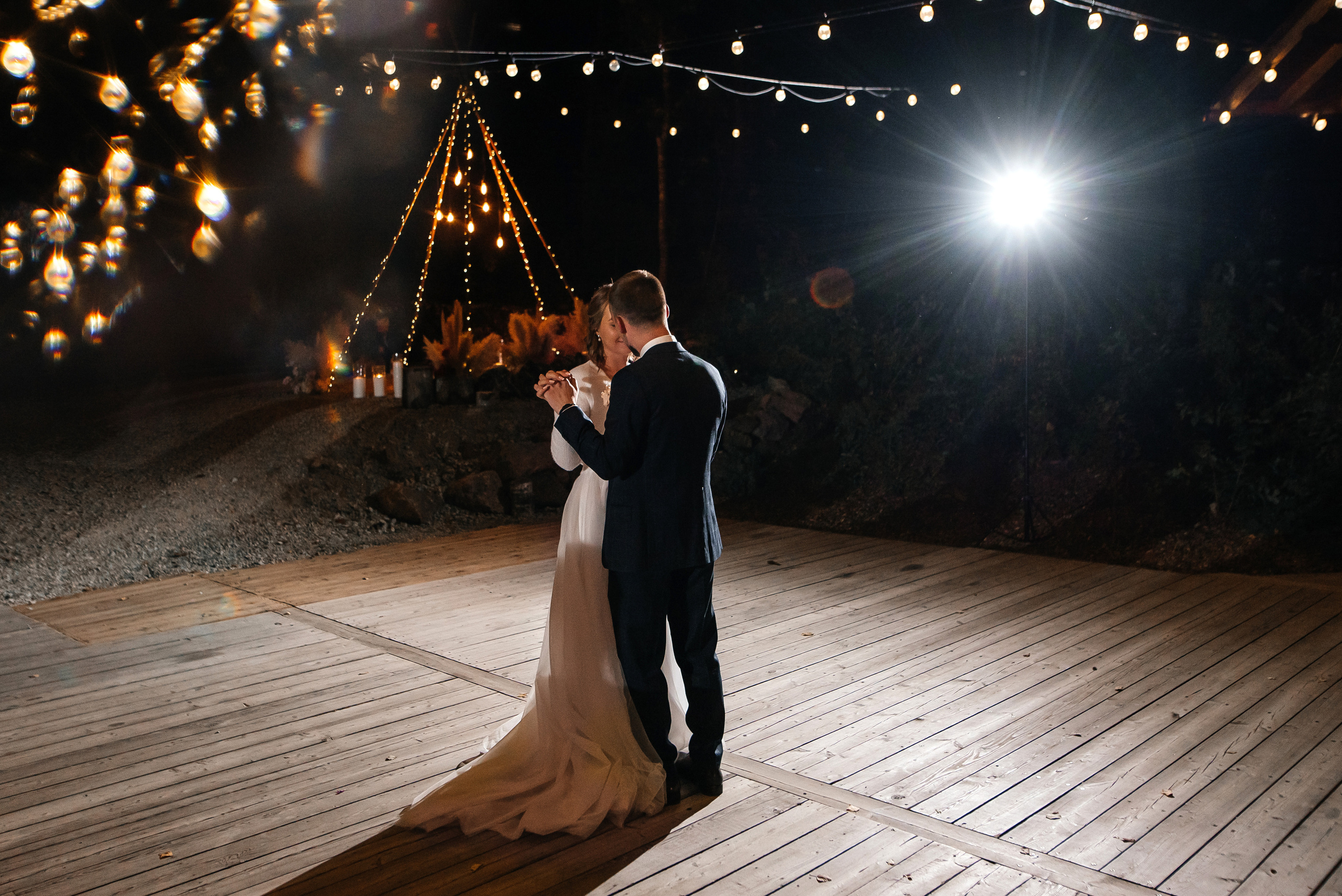 Свадебная съемка осенью в лесной локации. Свадебный фотограф Елена Рякина
