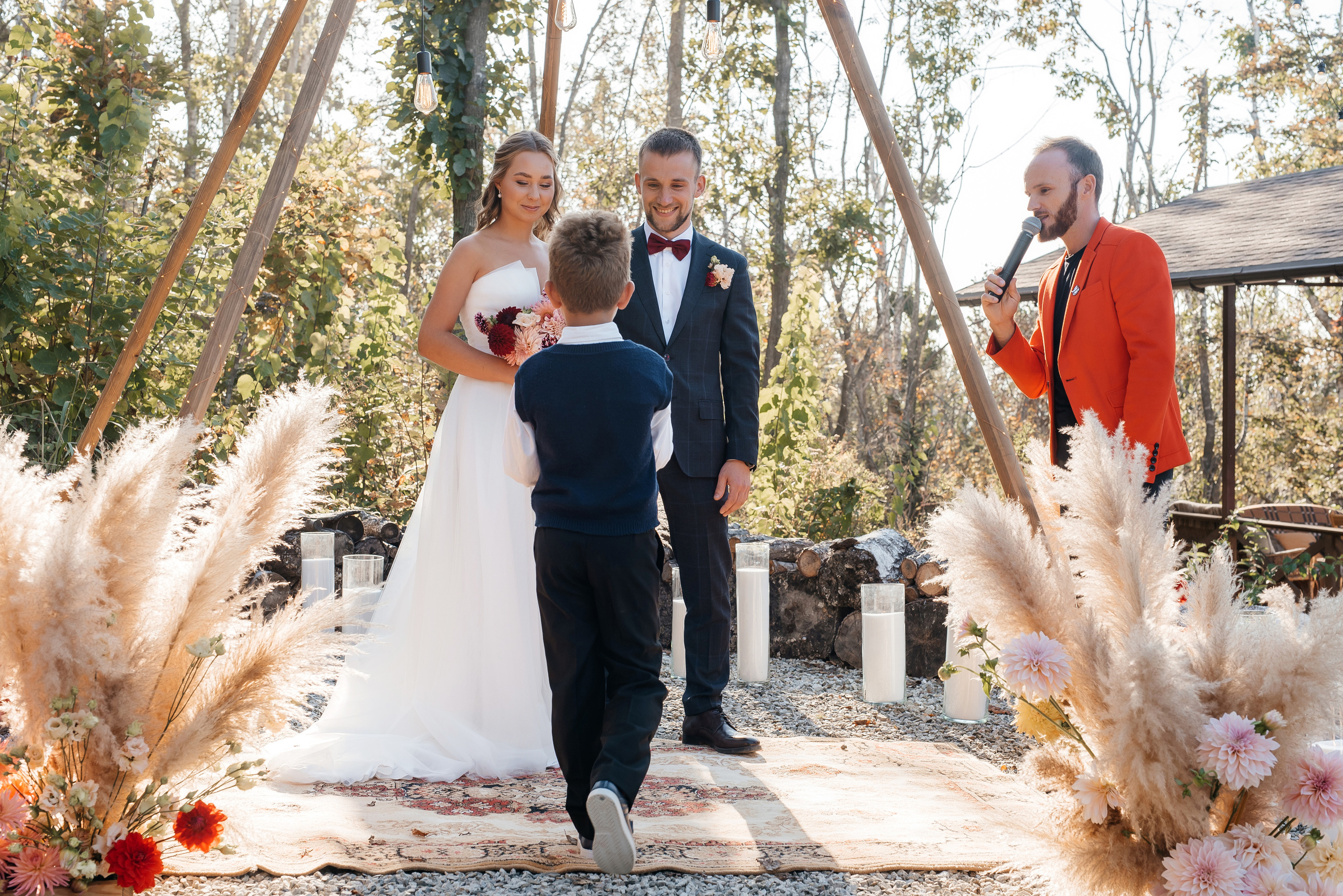Свадебная съемка осенью в лесной локации. Свадебный фотограф Елена Рякина