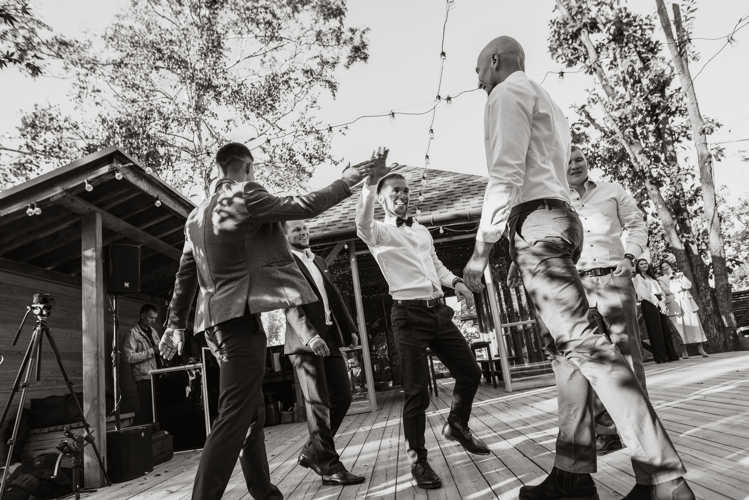 Свадебная съемка осенью в лесной локации. Свадебный фотограф Елена Рякина