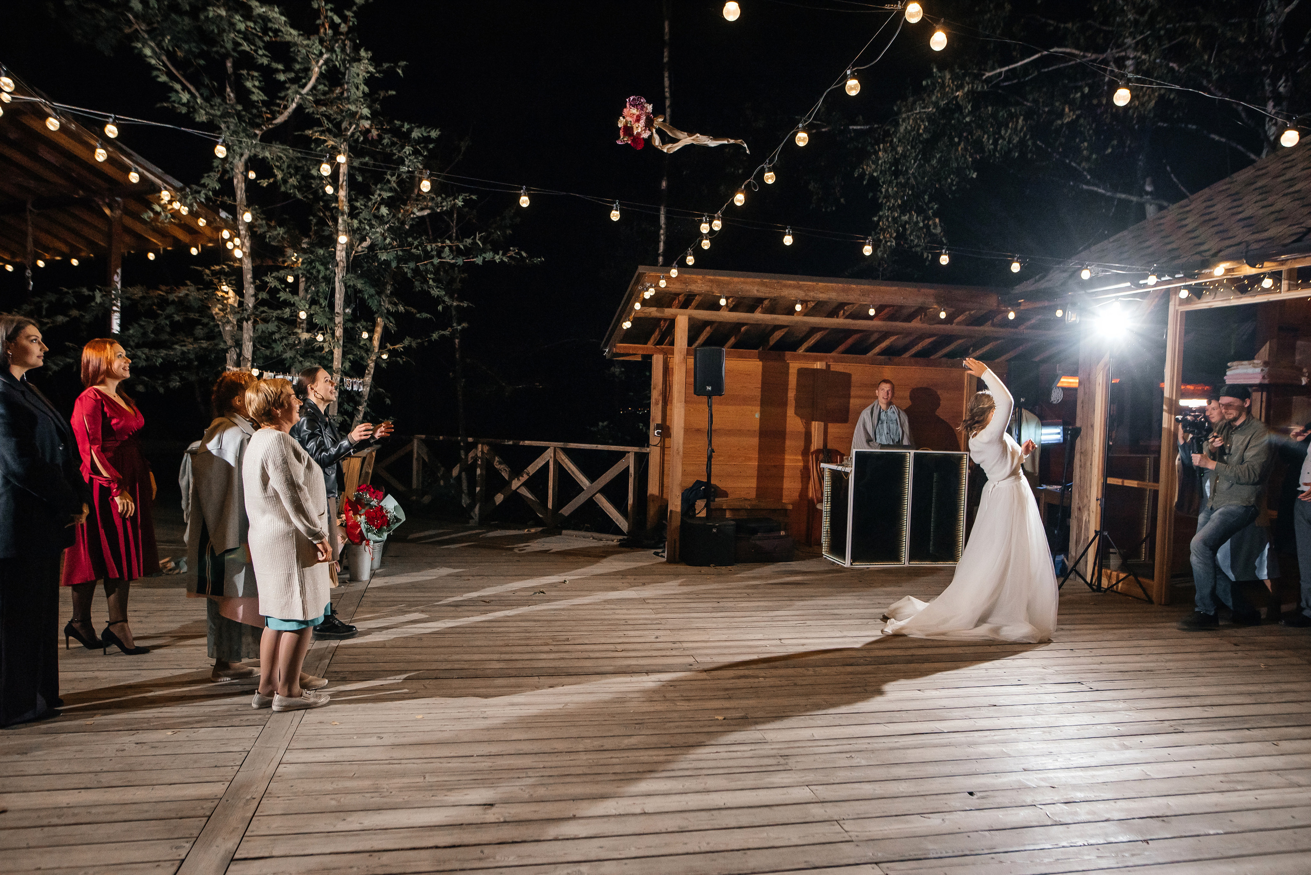 Свадебная съемка осенью в лесной локации. Свадебный фотограф Елена Рякина