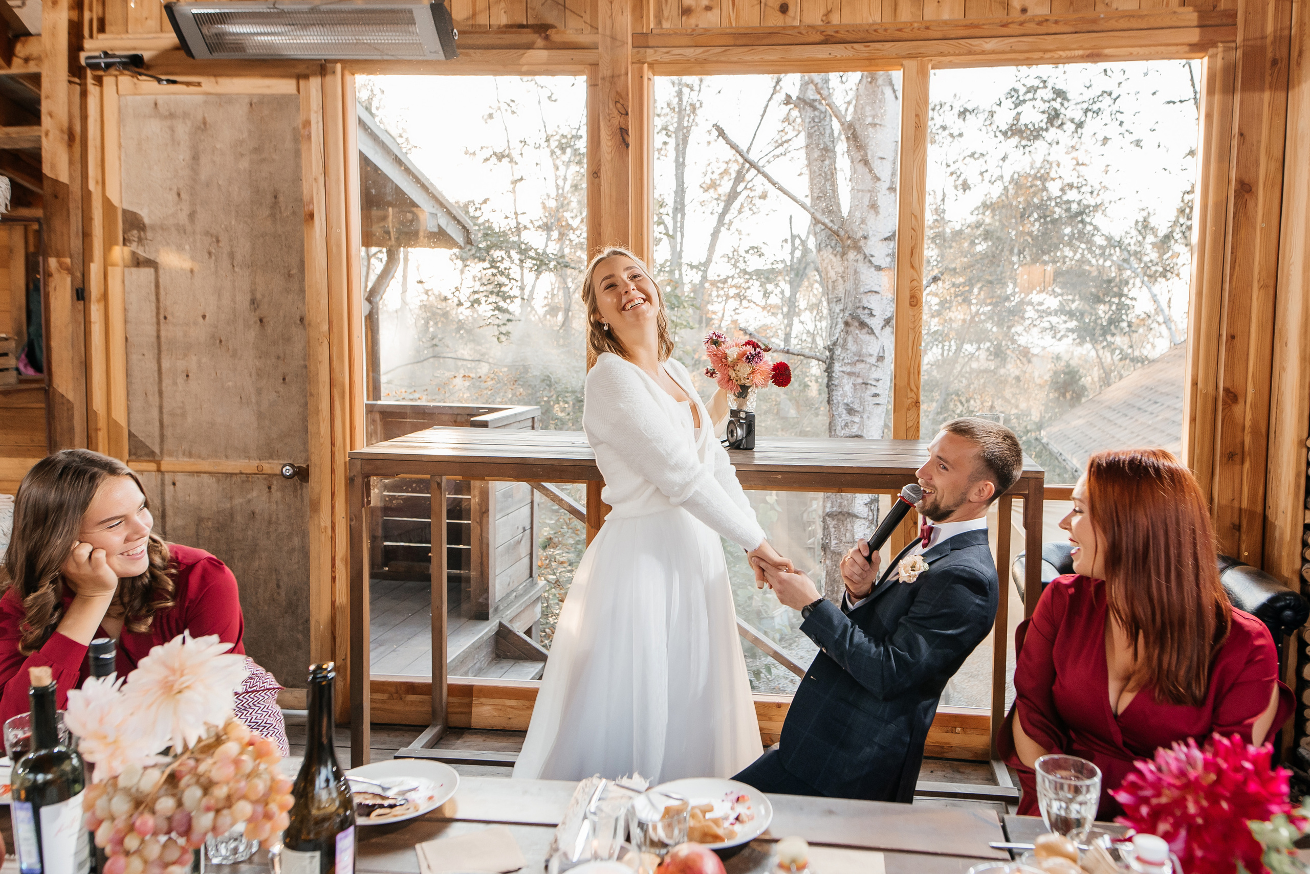 Свадебная съемка осенью в лесной локации. Свадебный фотограф Елена Рякина