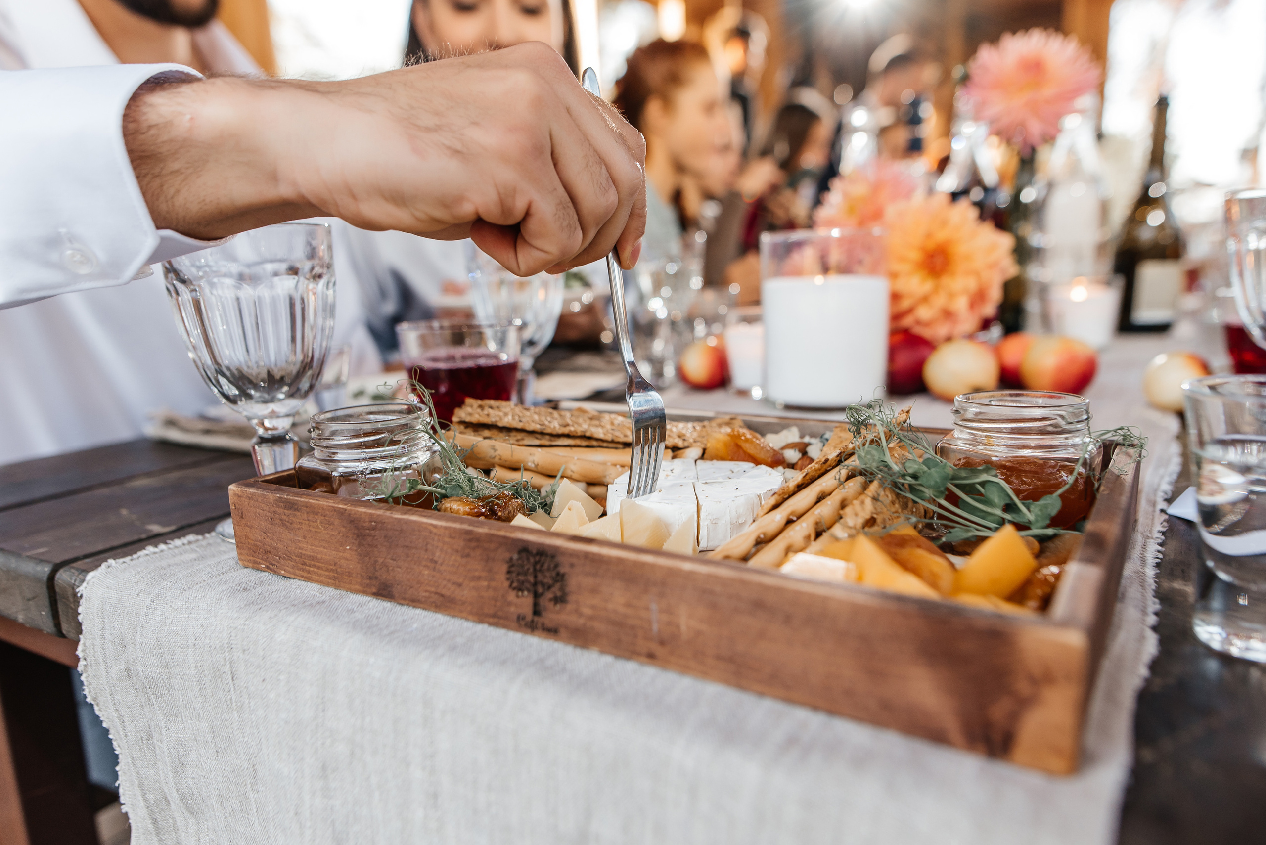 Свадебная съемка осенью в лесной локации. Свадебный фотограф Елена Рякина