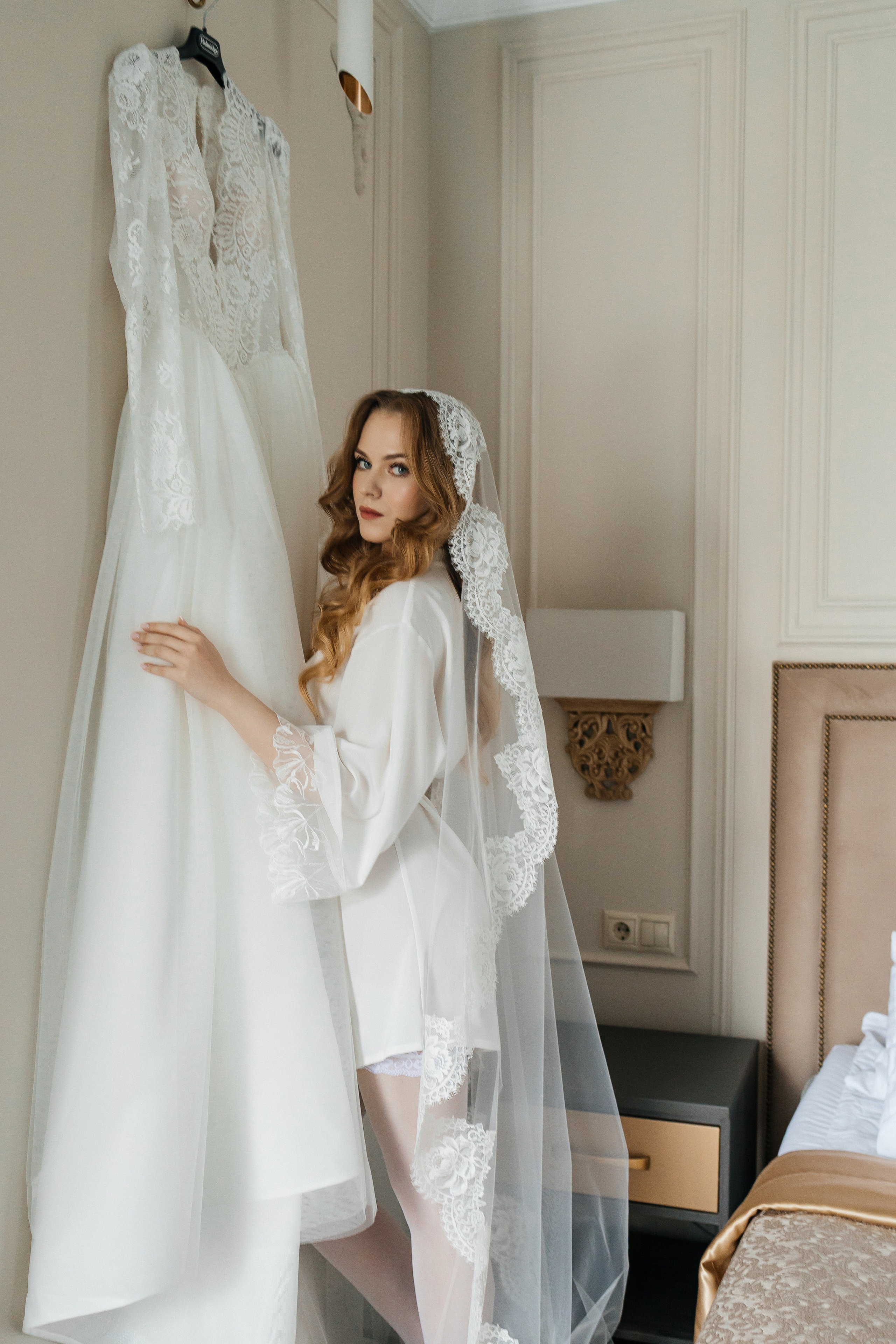 Роскошное утро пары в номере отеля. Олег Сверчков | Свадебный фотограф Вологда