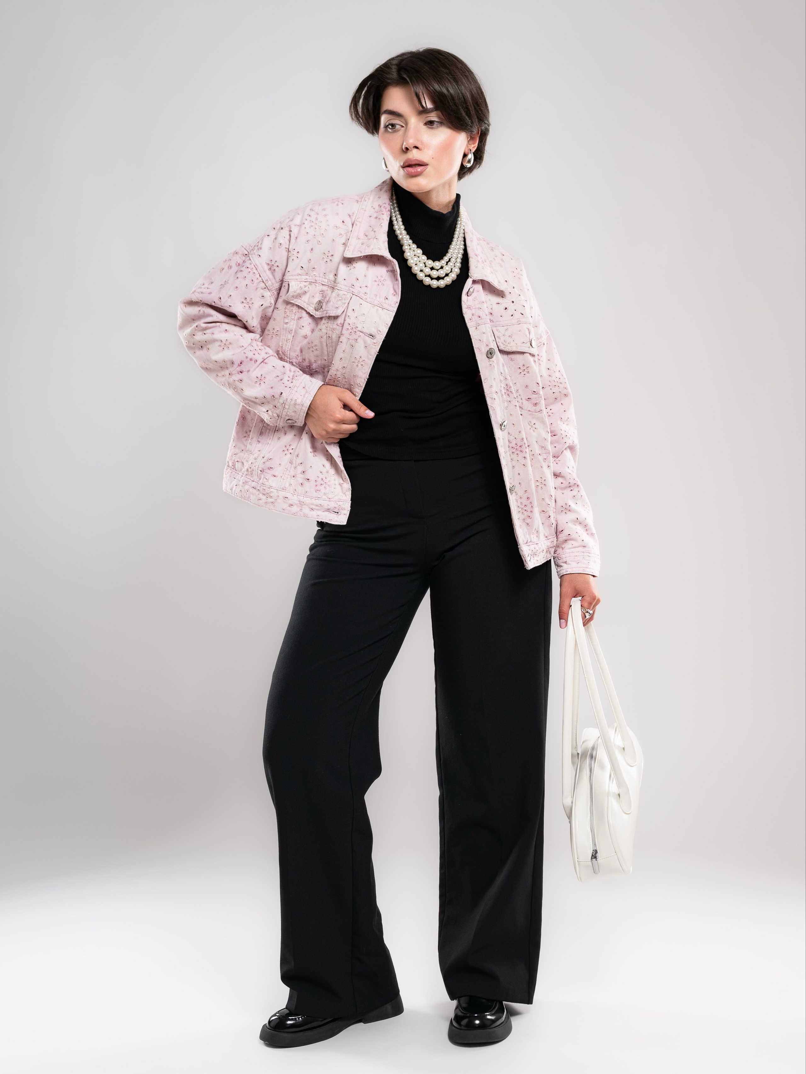 Джинсовые куртки на 2х моделях. Предметный фотограф, фото для маркетплейсов Пятигорск, КМВ